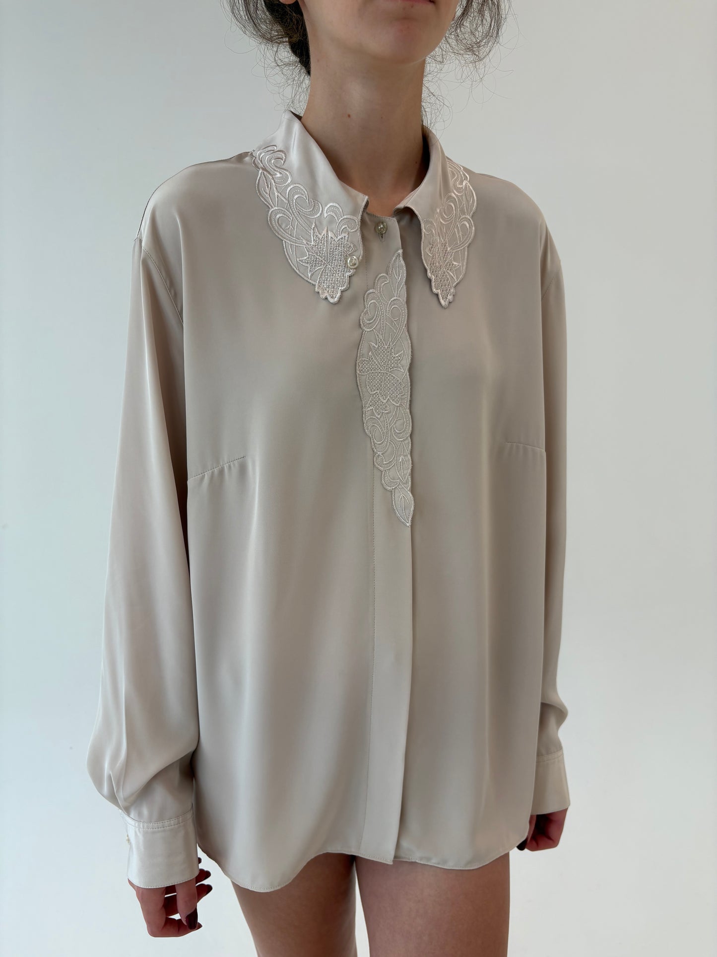 Cămașa vintage petite light nude ușor satinata cu broderie