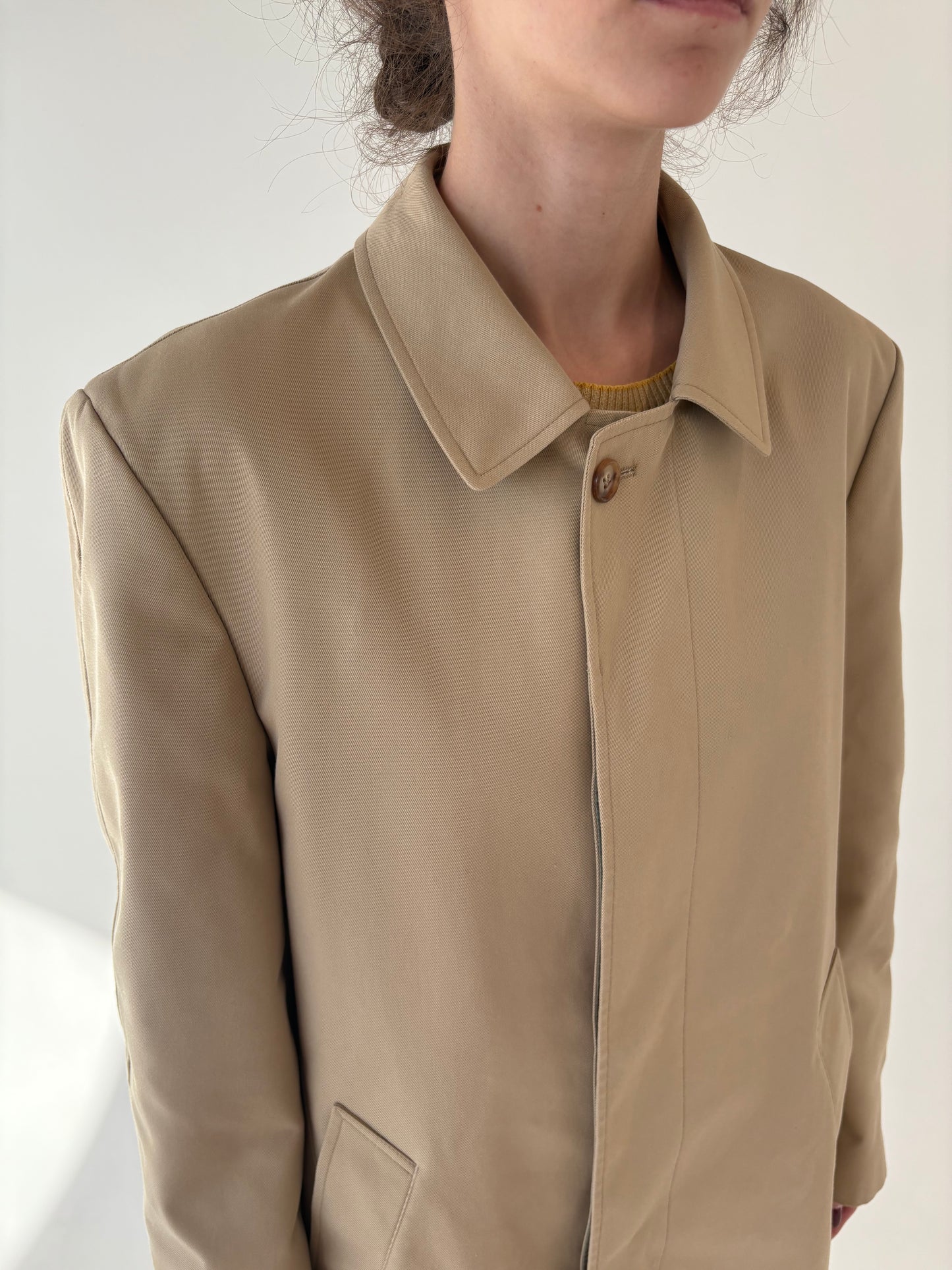 Trench vintage camel din gabardină în croi super revenit în trend impermeabil