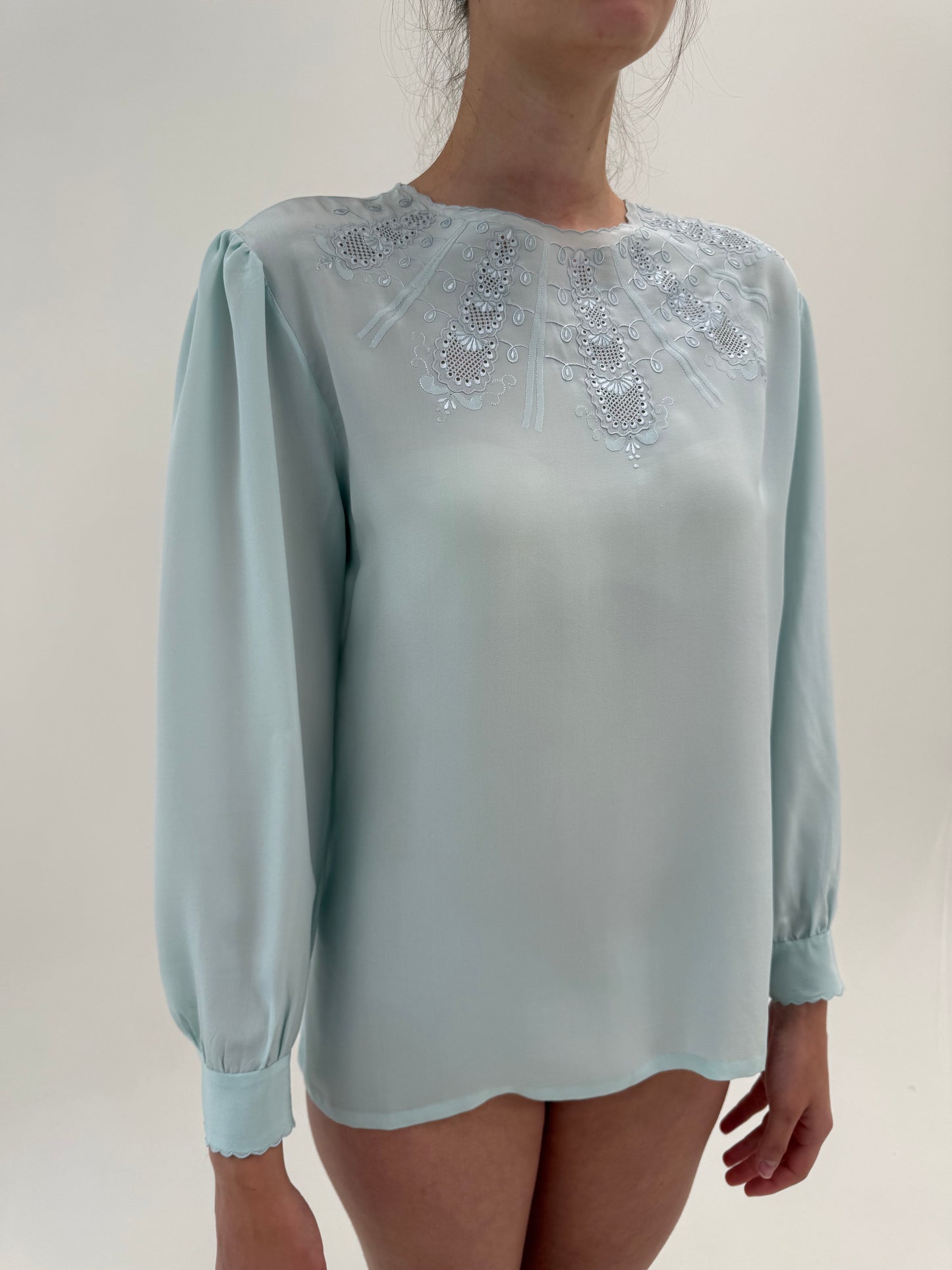 Cămașa bijterie baby blue din mătase naturală cu broderie manuală excepțională