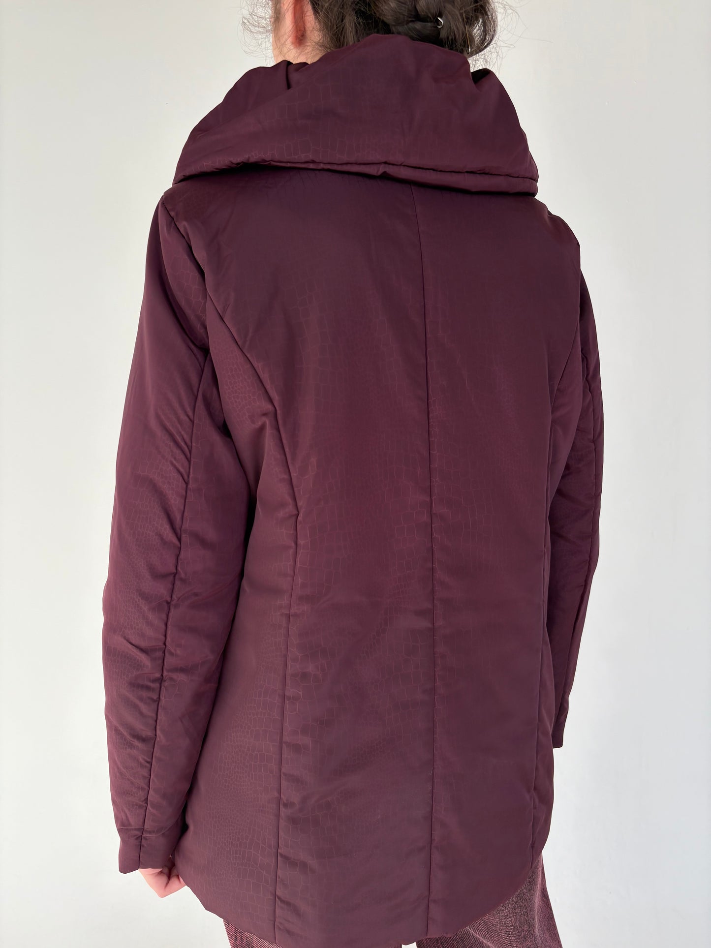 Geacă burgundy în croi ușor cambrat din material impermeabil