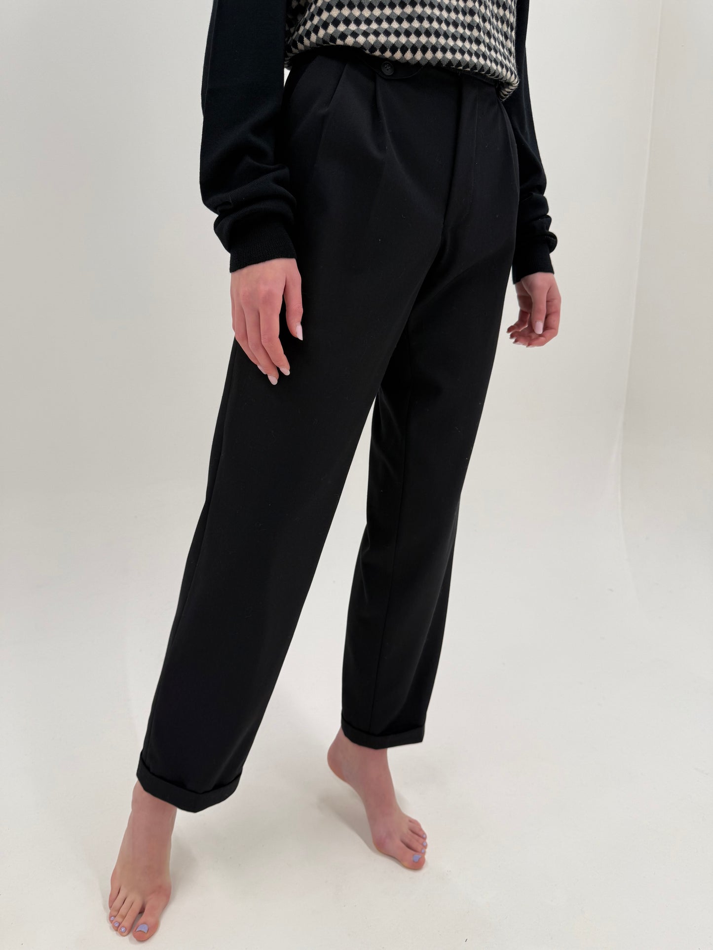 Pantaloni negri cu pense din lana extrafina