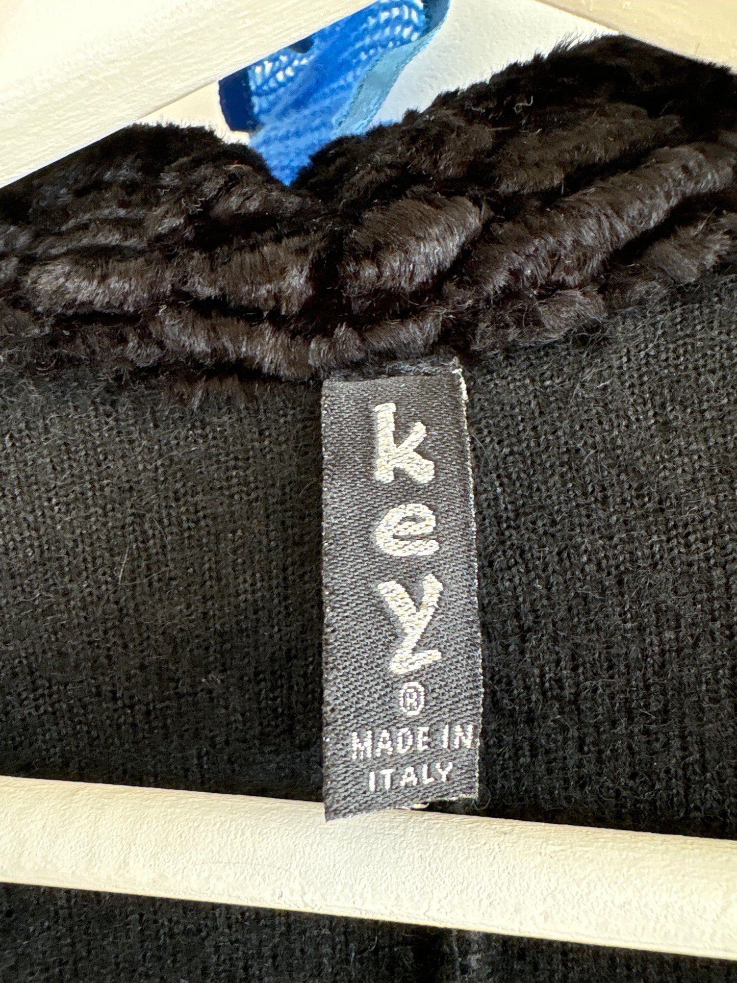 Sacou italian negru în croi ușor cambrat ultra confort din tricot de lana