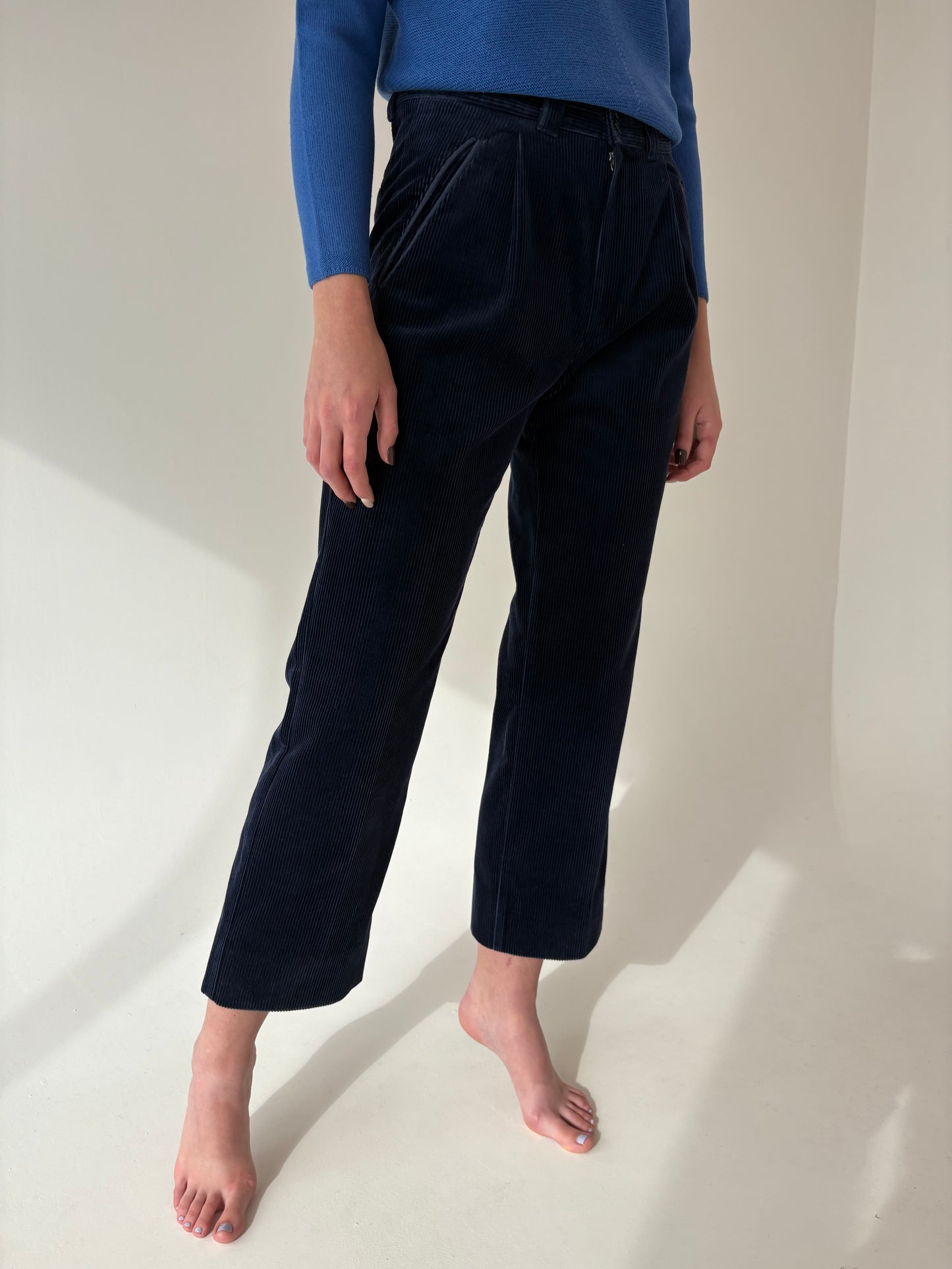 Pantaloni italienești din corduroy cu pense și buzunare oblice