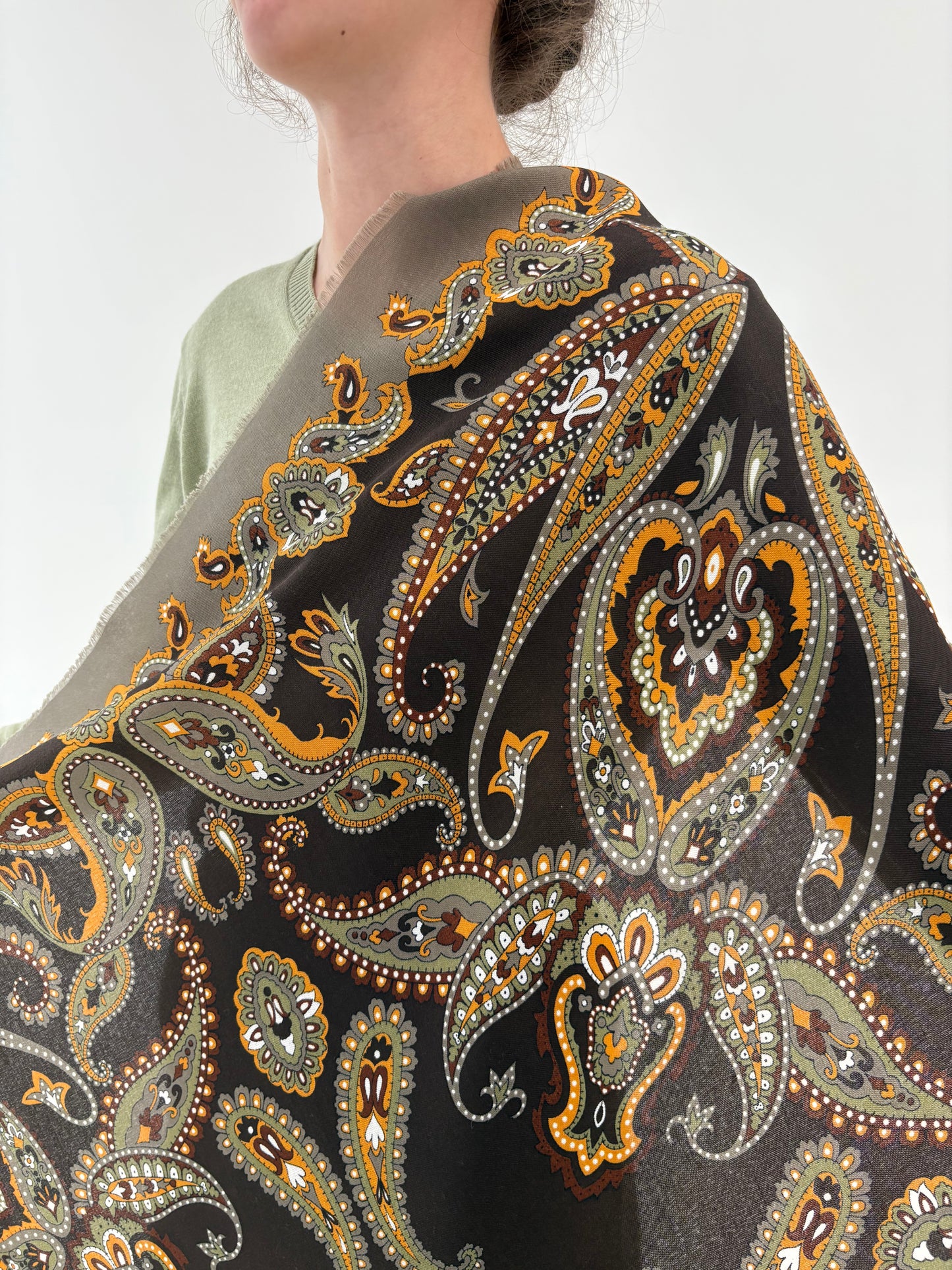 Eșarfă XXXL chocolate brown cu print paisley din mix de lana extrafina