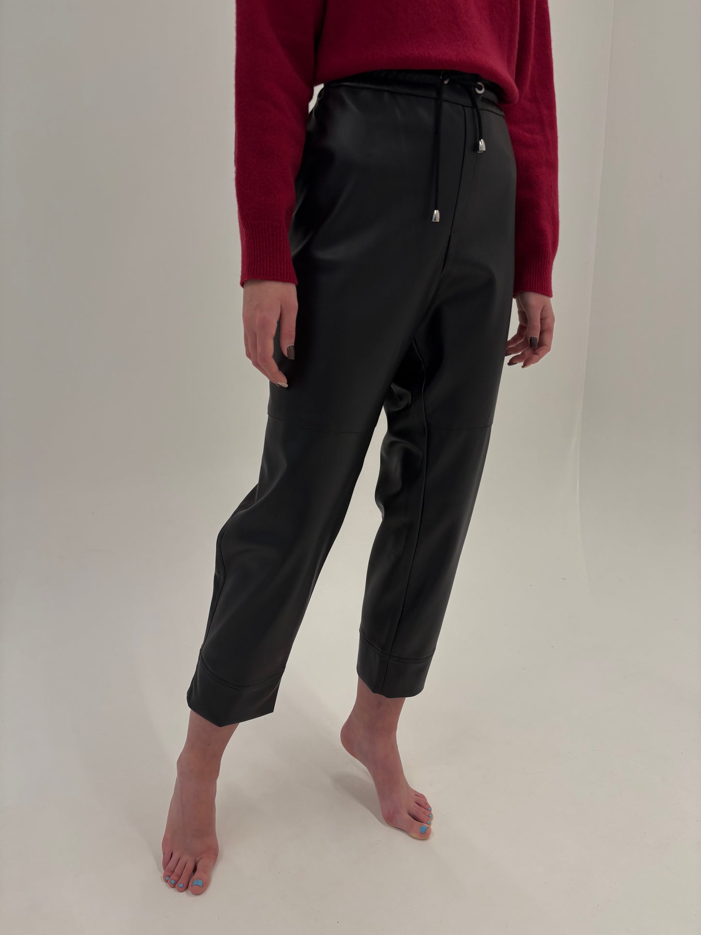 Pantaloni luxury noi Marc Cain plus size cu influențe casual din piele eco