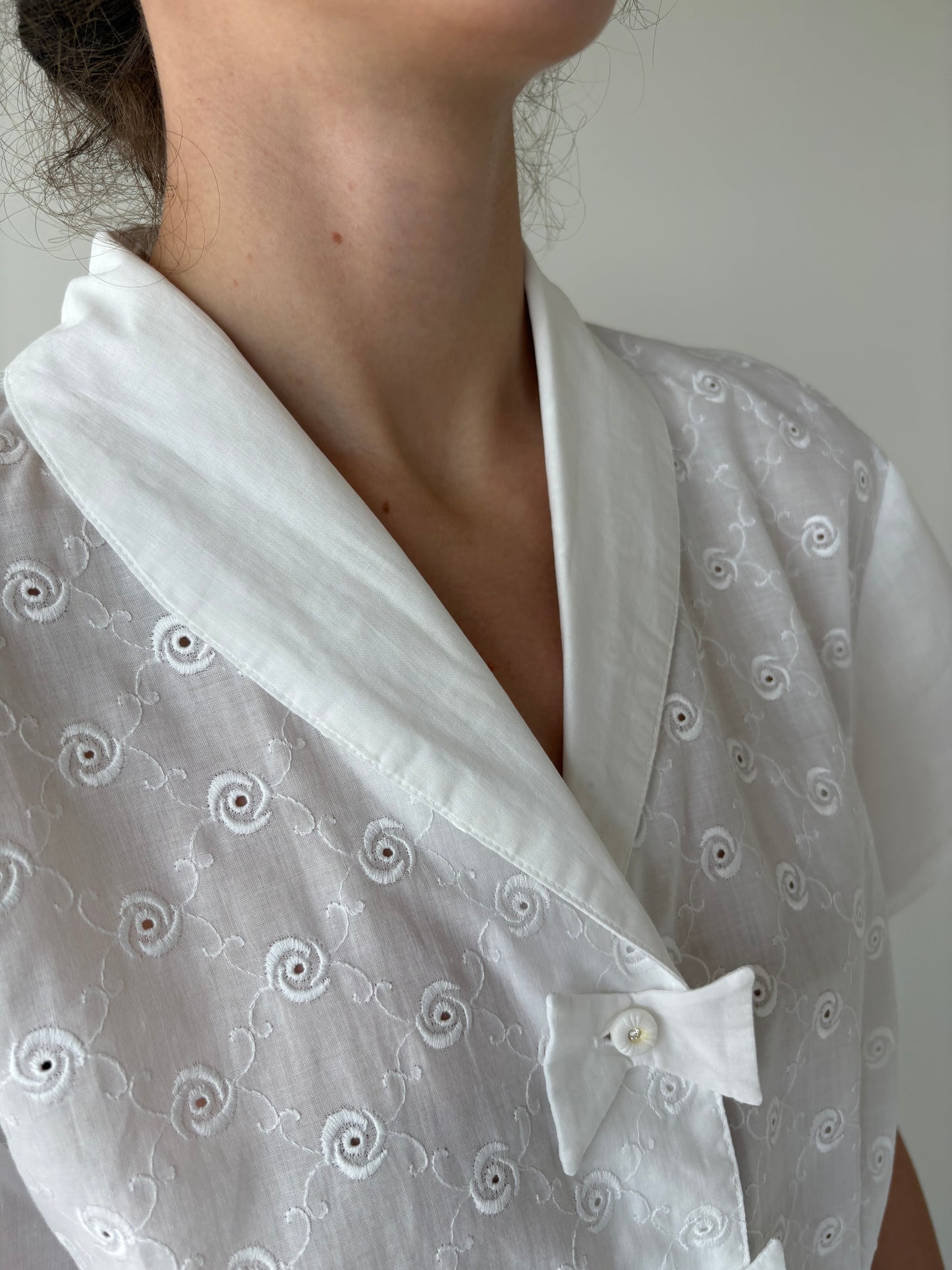 Cămașa vintage cambrata cu fundițe stilizate și broderie anglaise