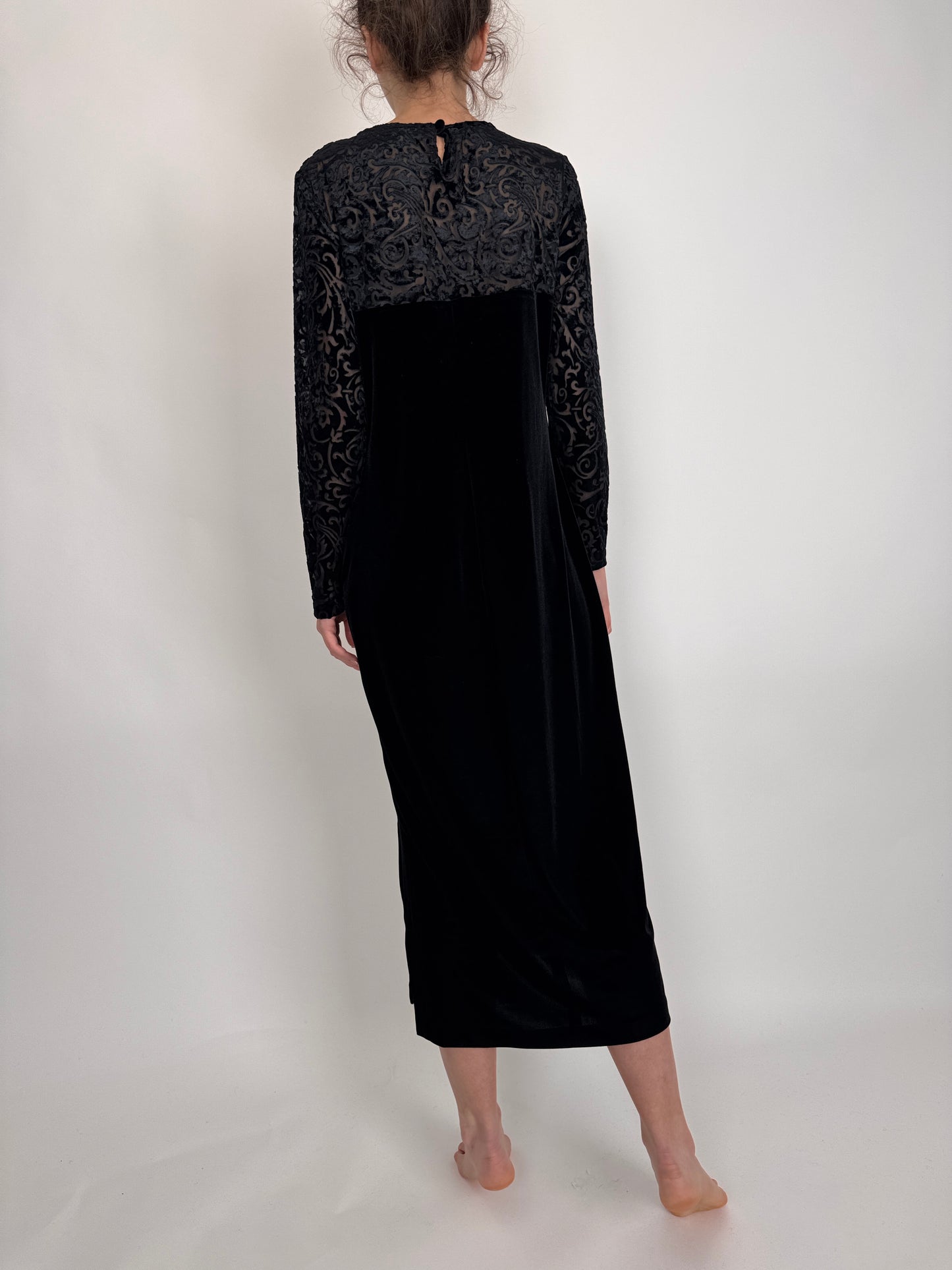 LBD vintage superb în croi minimalist din catifea modelatoare