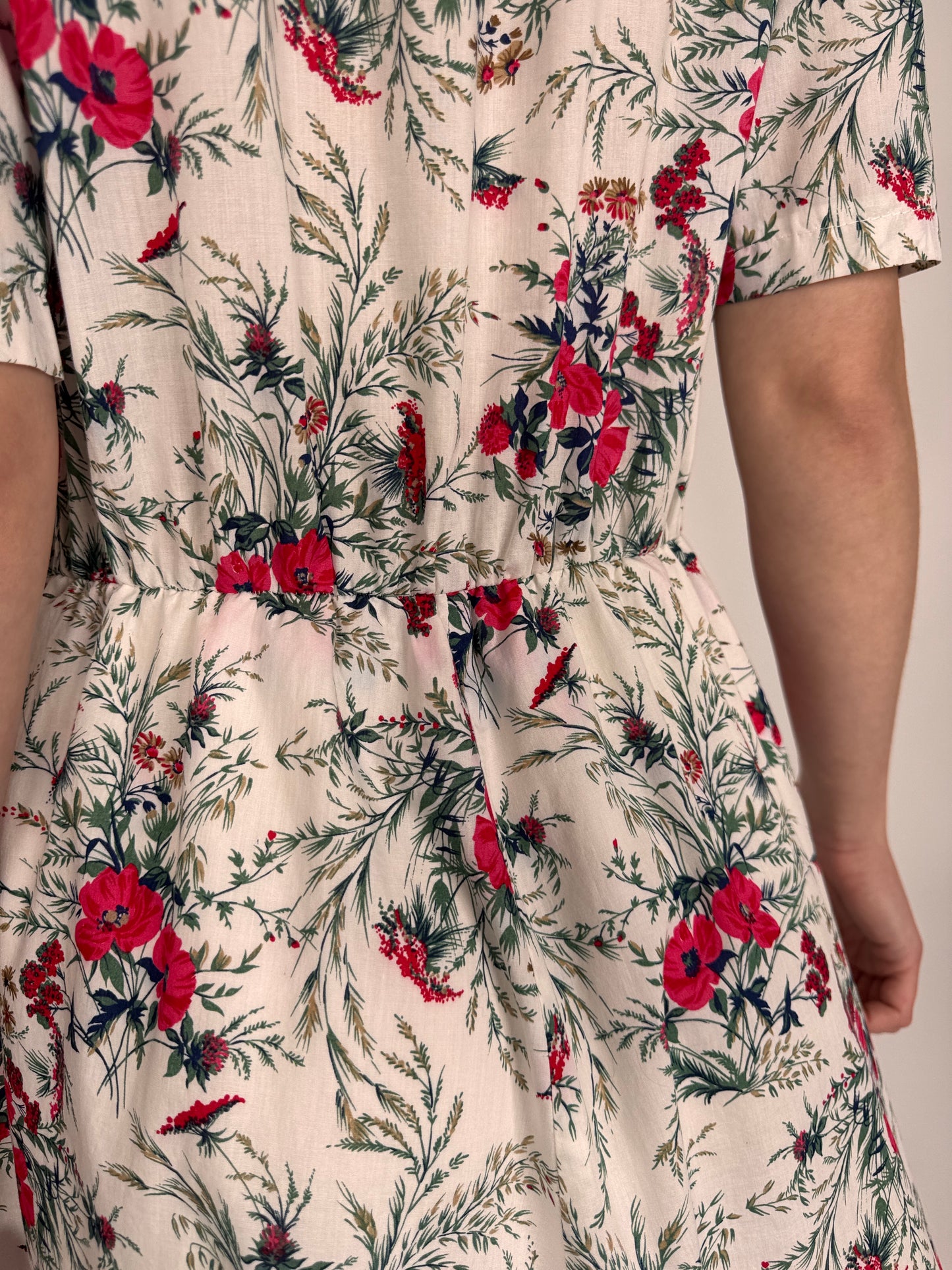 Rochie vintage cu print floral superb și talie marcată reglabilă