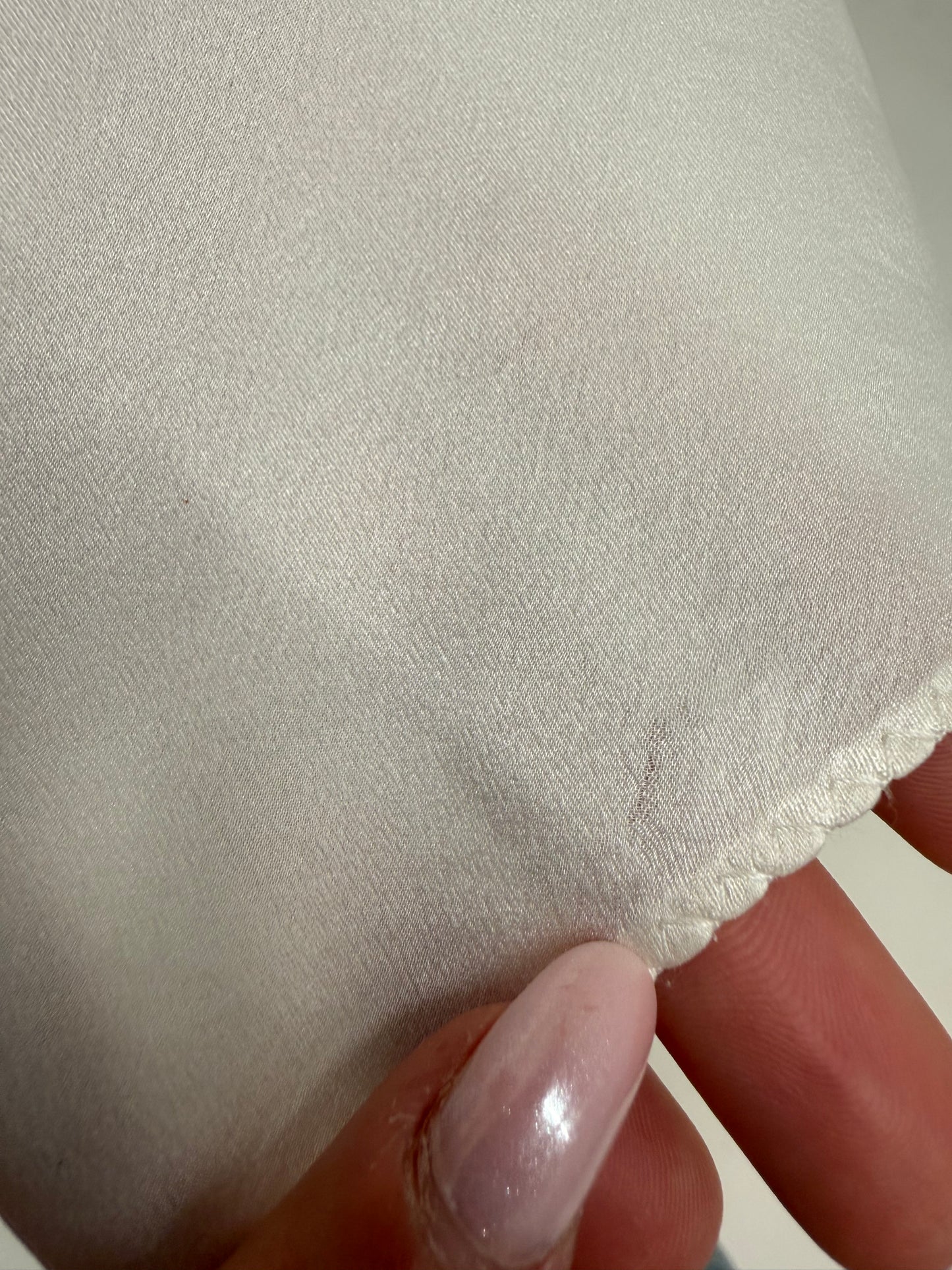 Top minimalist din mătase naturală cu inserții superbe de dantelă chantily