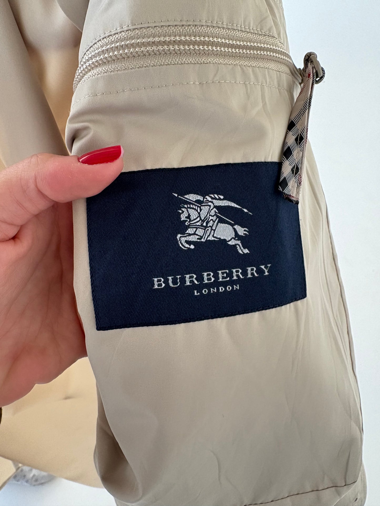 Trench Burberry în croi actual minimalist impermeabil tall