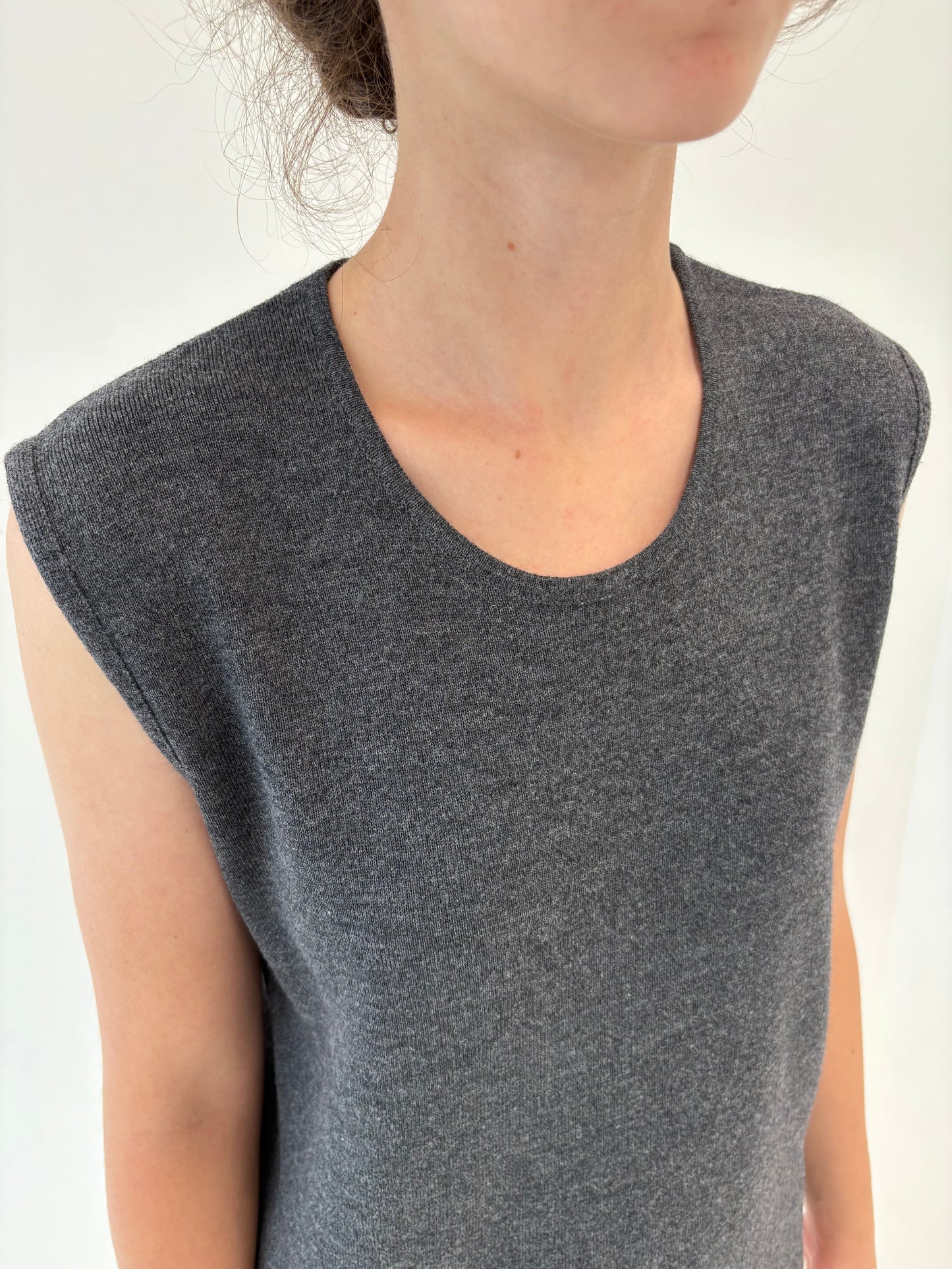 Top italian în croi minimalist din lana merino extrafina.