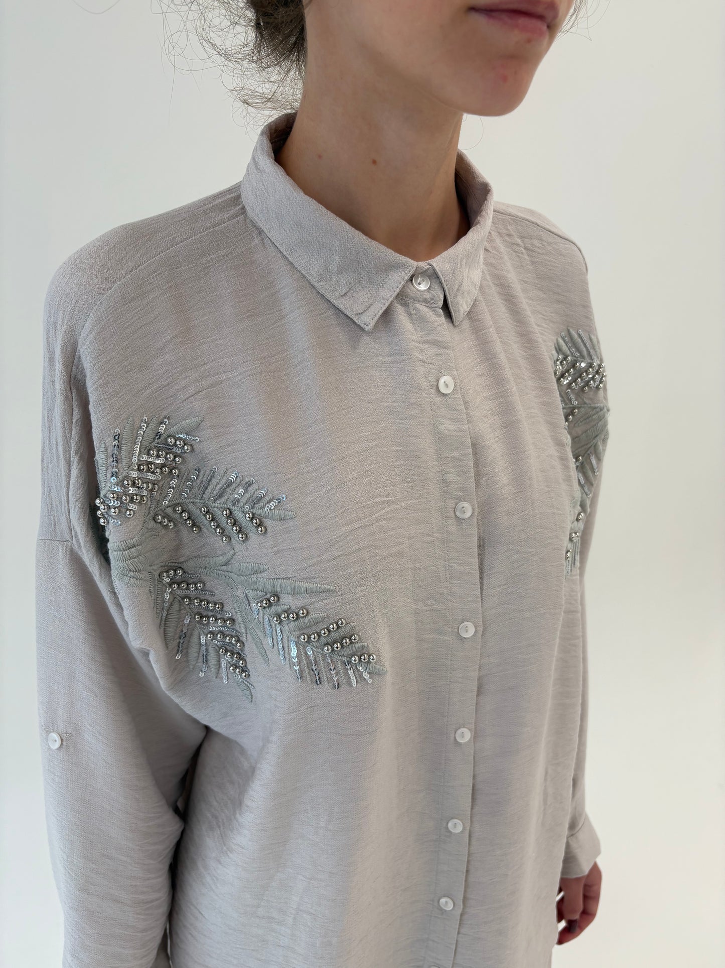 Cămașa warm gray cu aplicații argintii și broderie în croi lejer