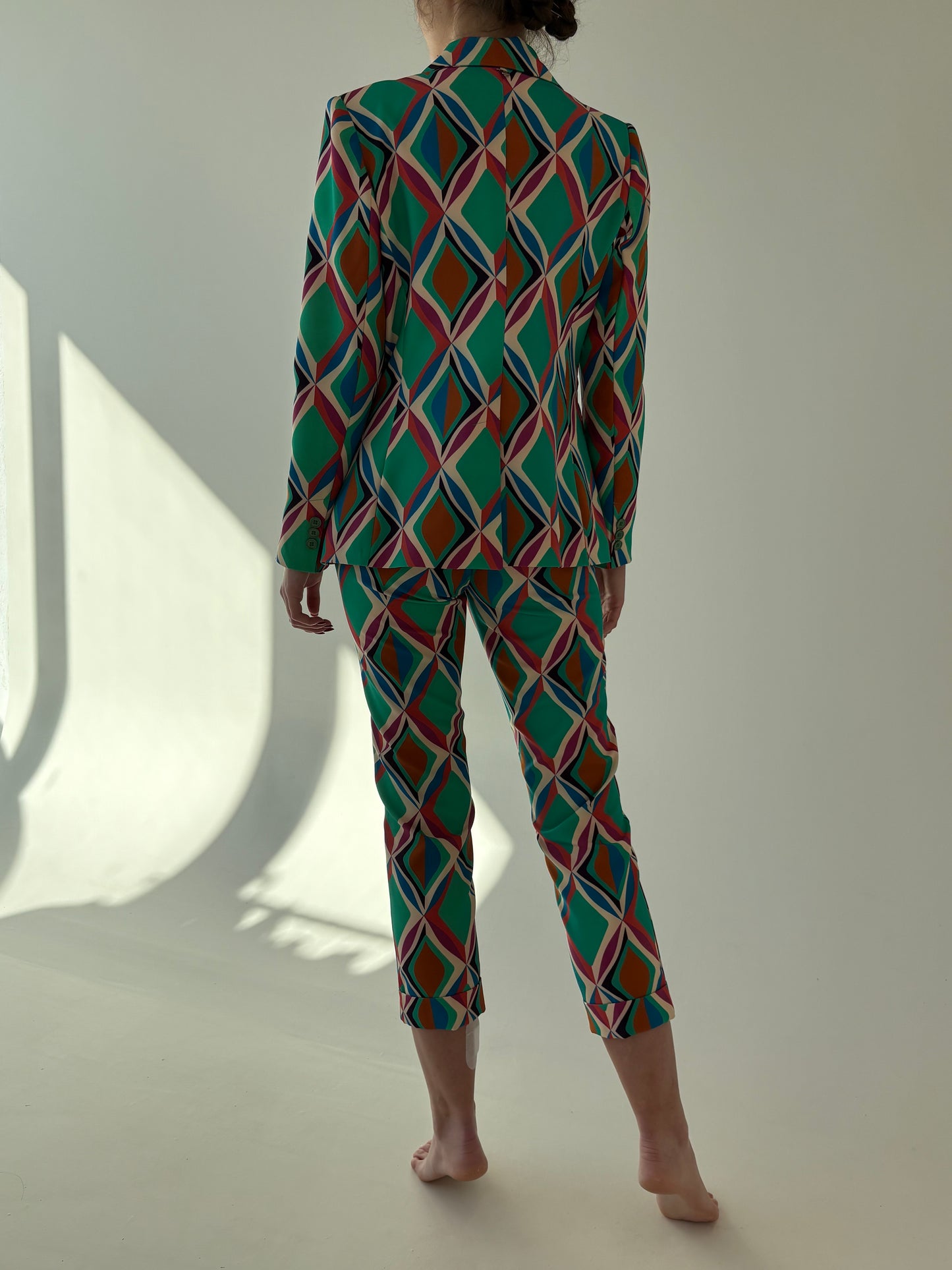 Costum italian în croi modern cu print în culori tari