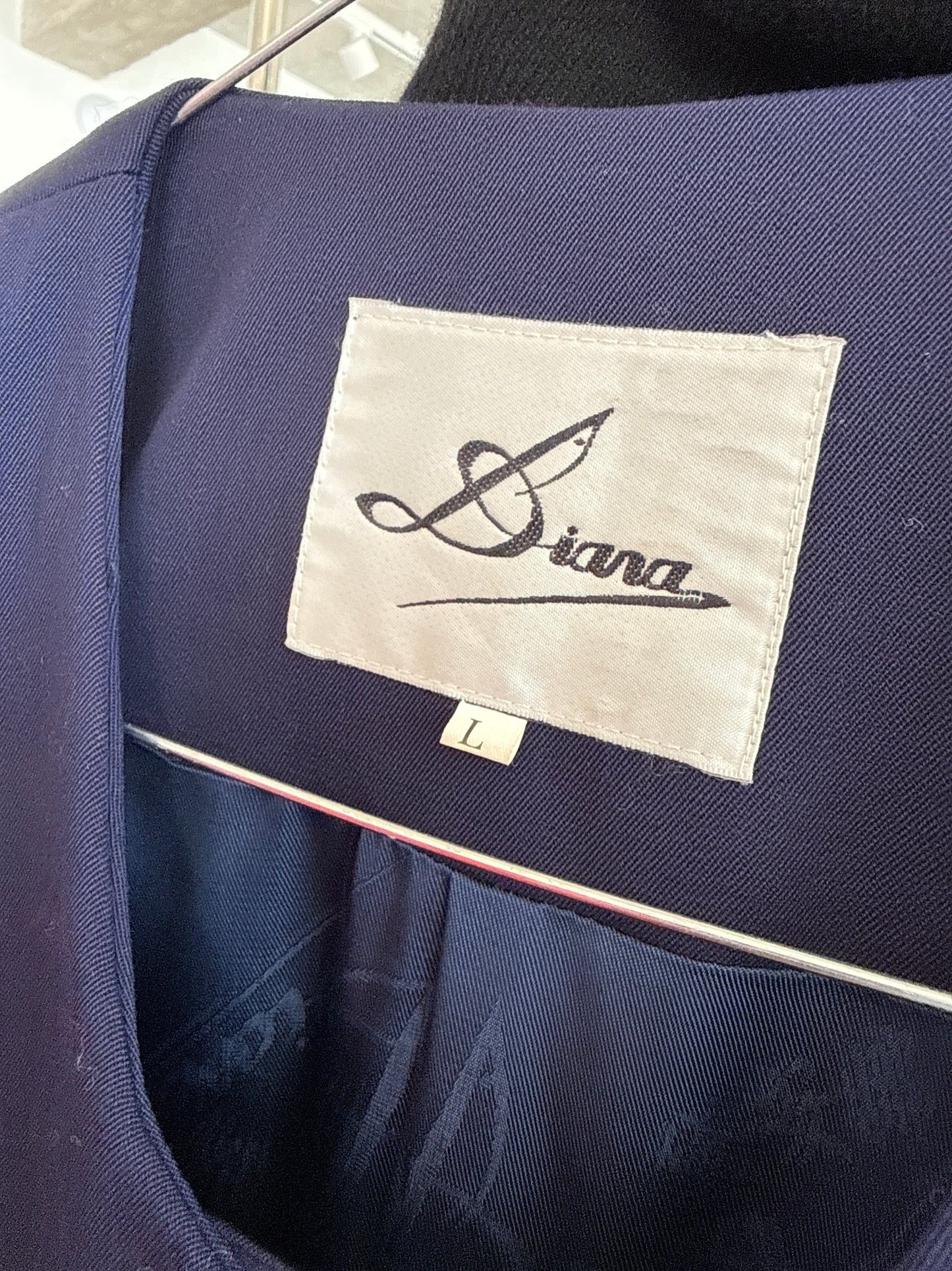 Sacou lung cambrat cu aplicații manuale în croi minimalist de la zi la seară