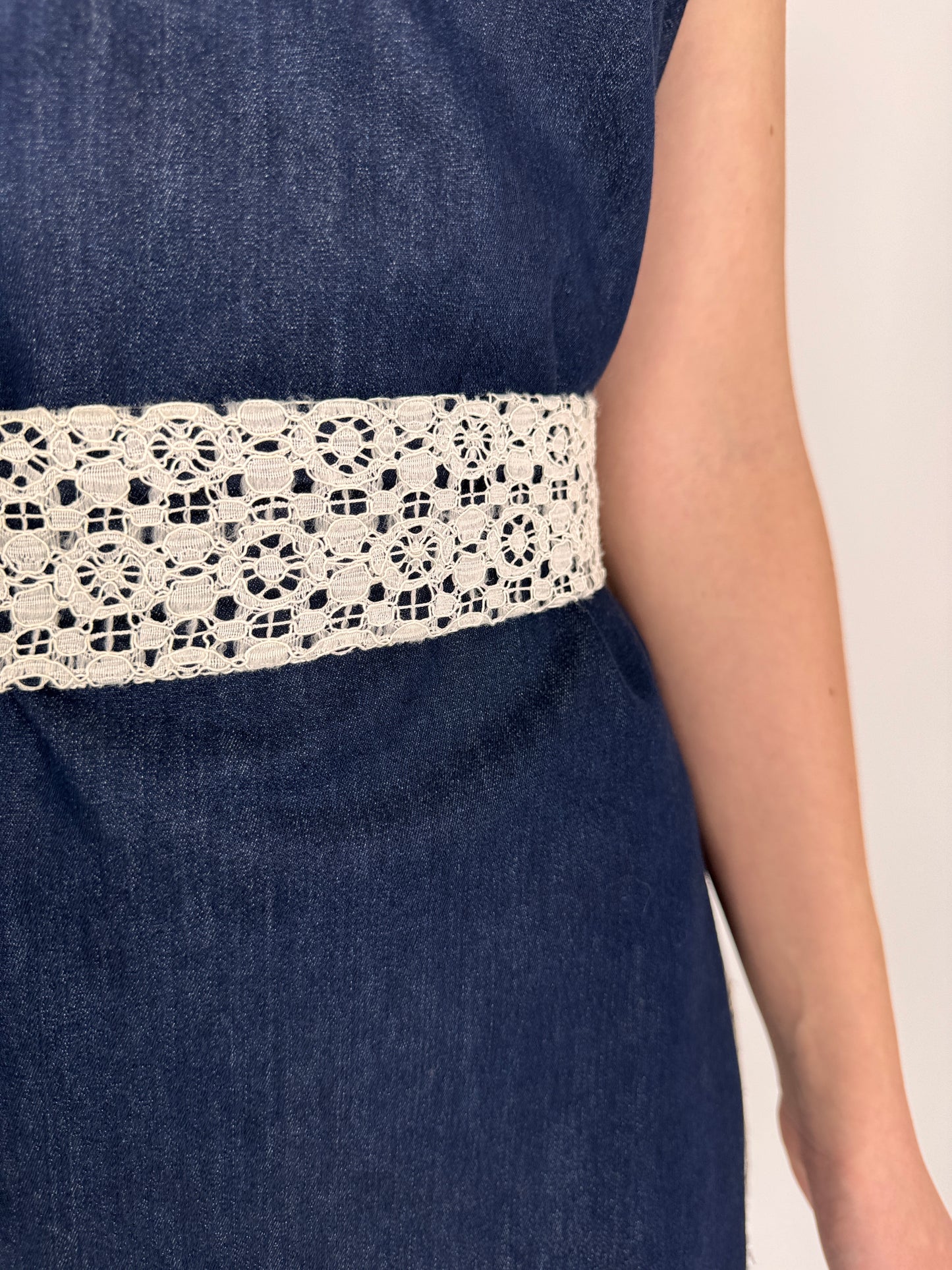 Rochie vintage din dantelă macrame și jeans cu talie marcată