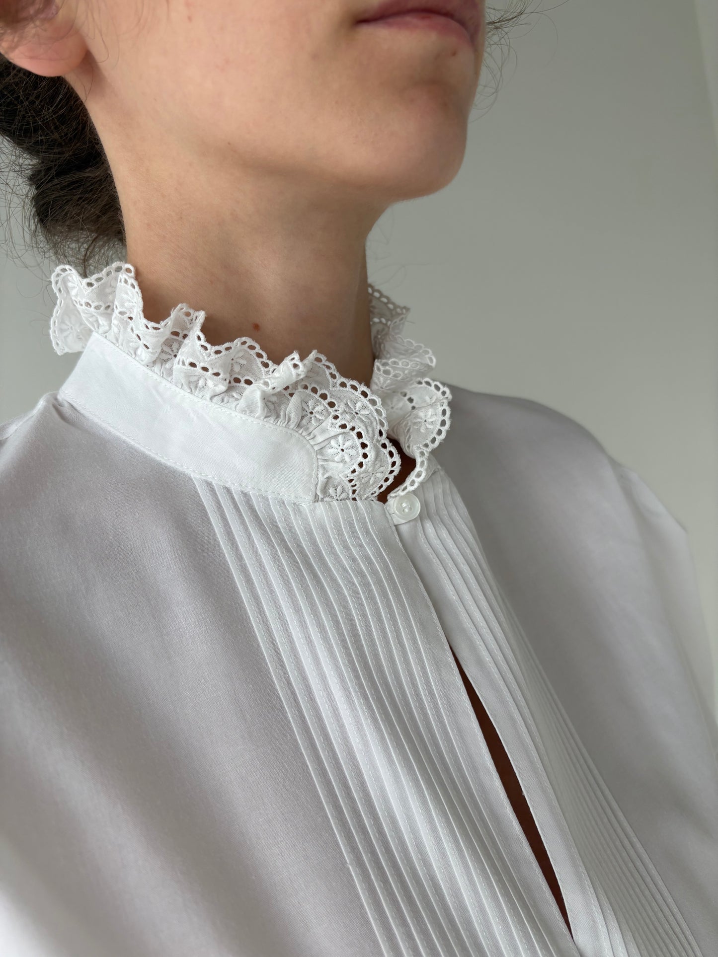 Top vintage cropped din panzica de bumbac cu broderie anglaise