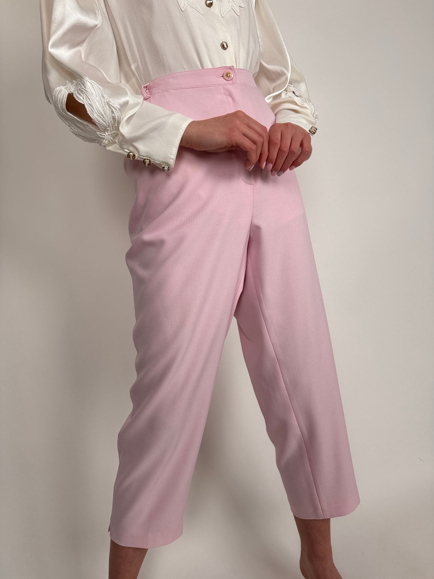 Costum baby pink cu vesta cambrata și pantaloni cu talie elastică