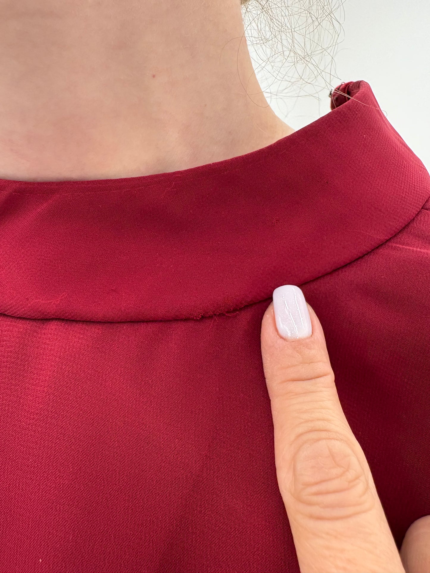 Rochie maxi burgundy de seară cu talie ultra înaltă și pene naturale cu spate reglabil