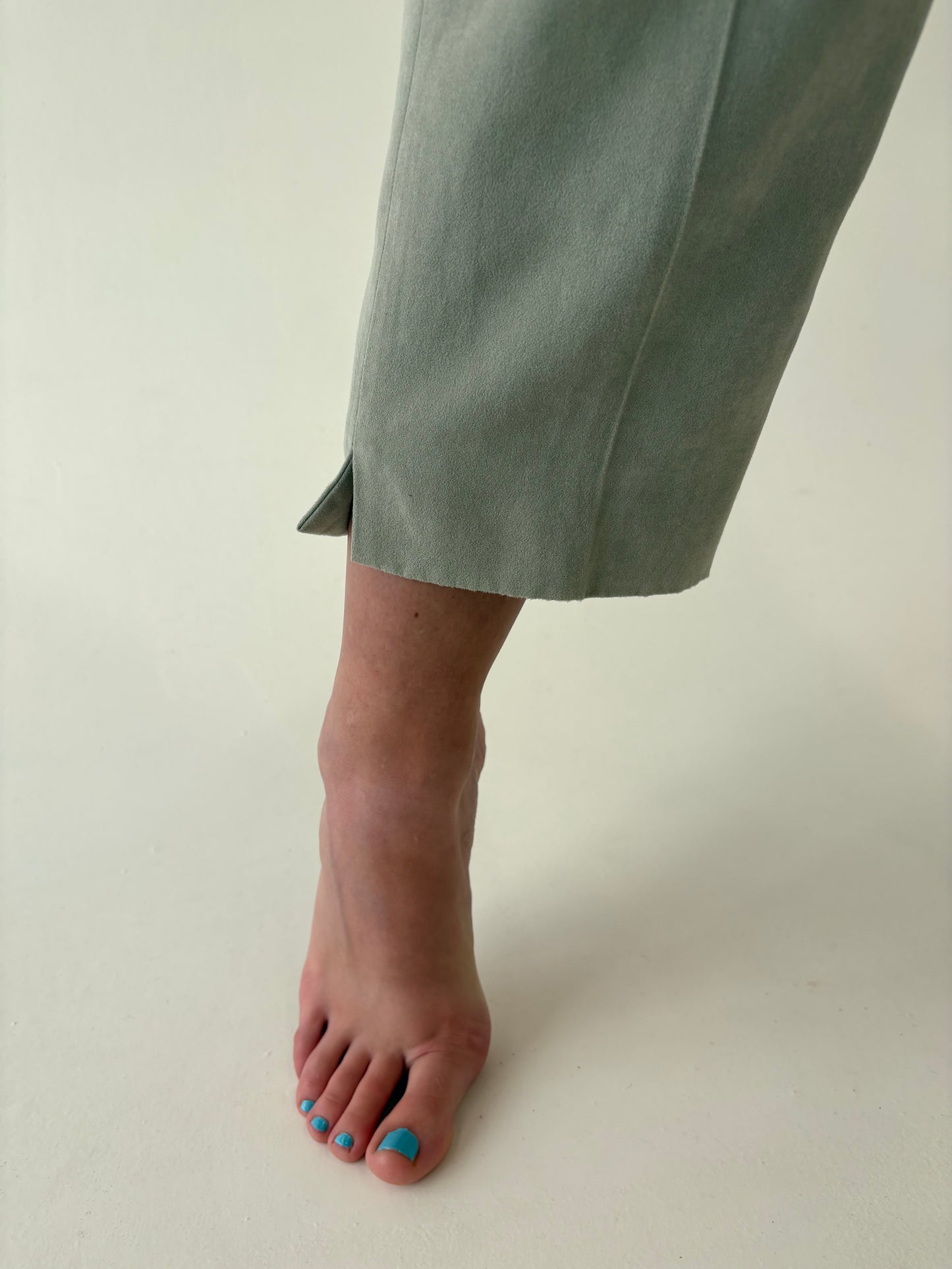 Pantaloni Sage green cu talie ultra înaltă mom fit cu aspect de piele întoarsă