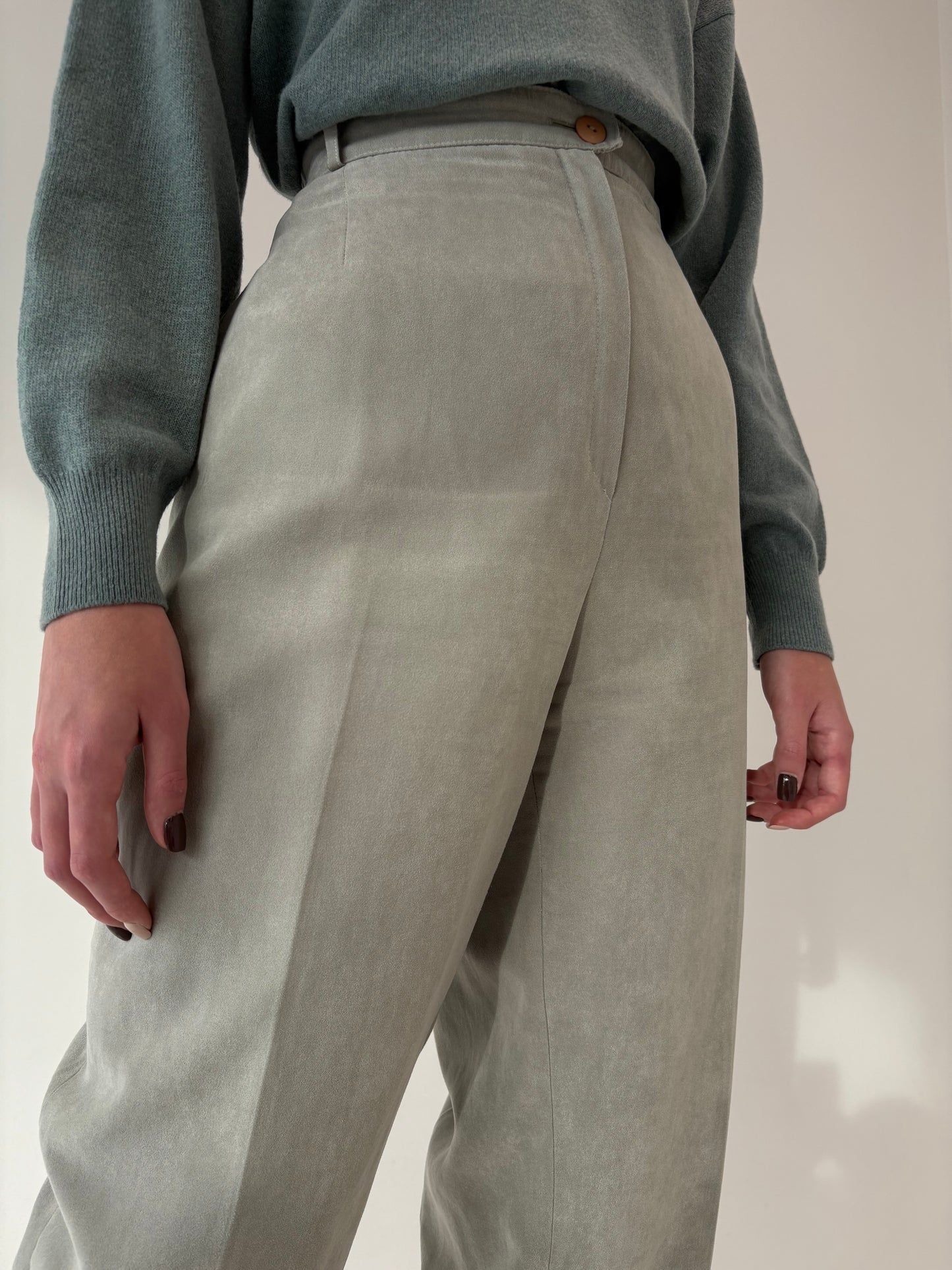 Pantaloni Sage green cu talie ultra înaltă mom fit cu aspect de piele întoarsă