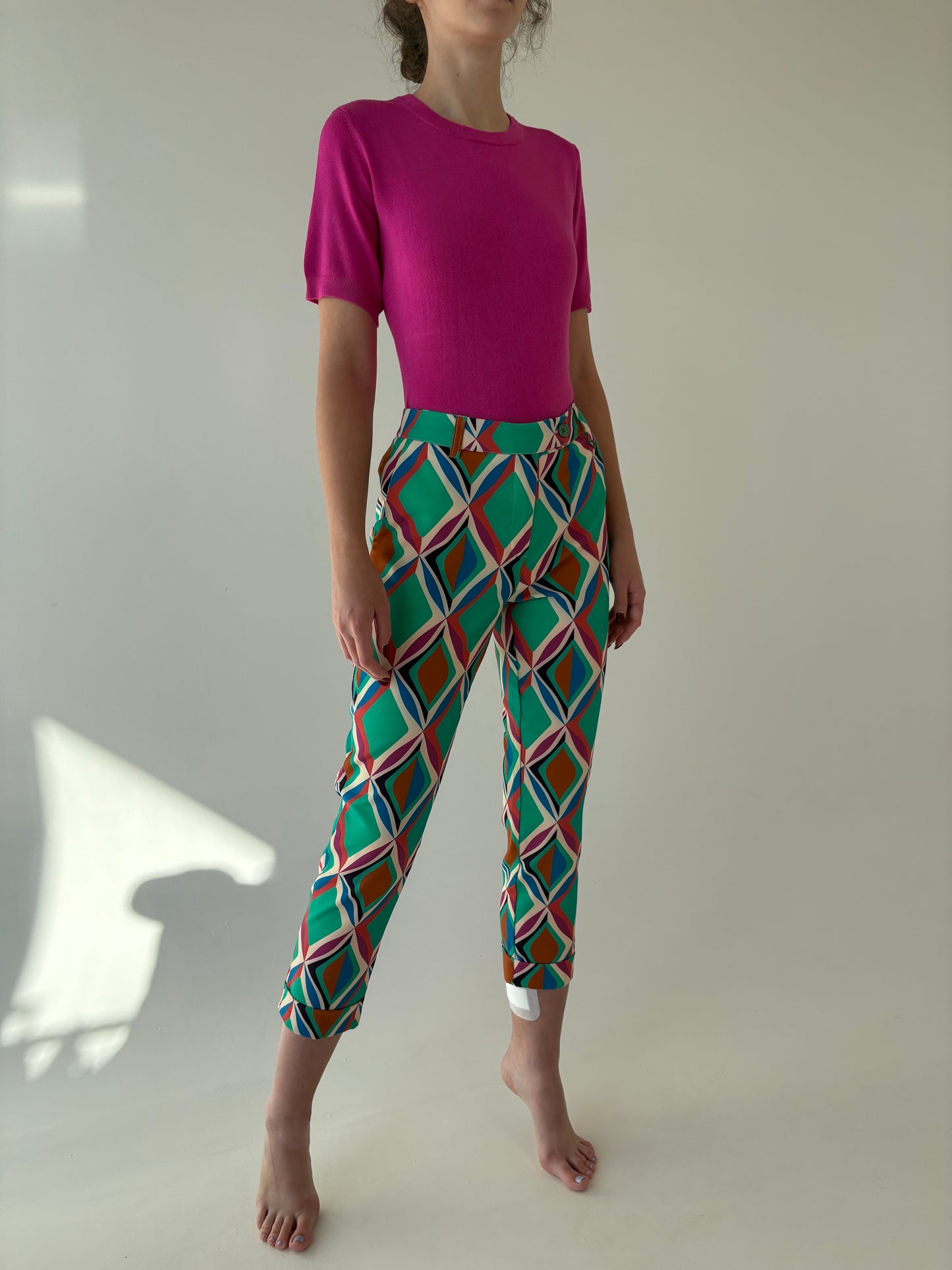 Costum italian în croi modern cu print în culori tari