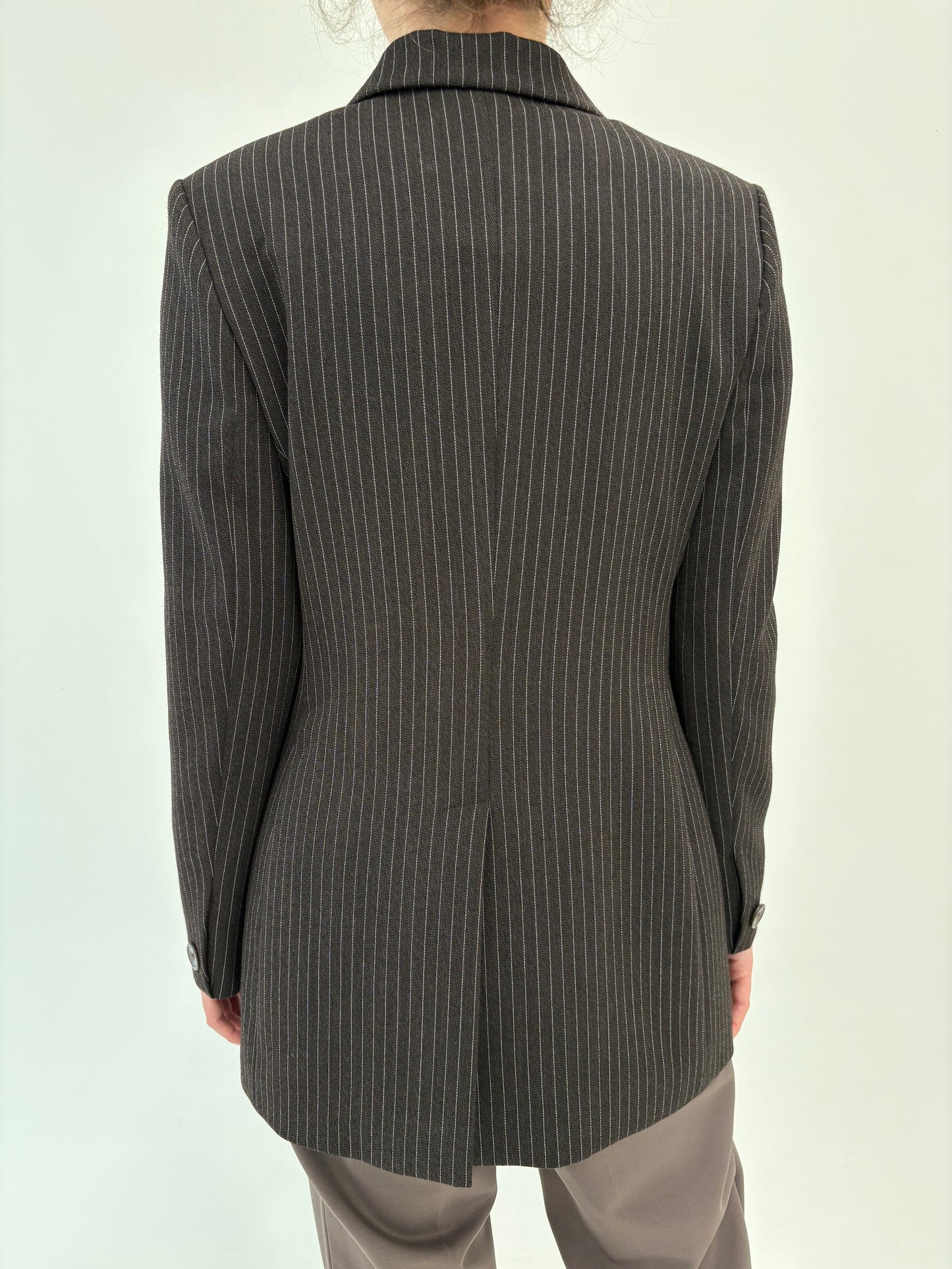 Sacou chocolate brown cambrat cu închidere dublă și dungi fine verticale