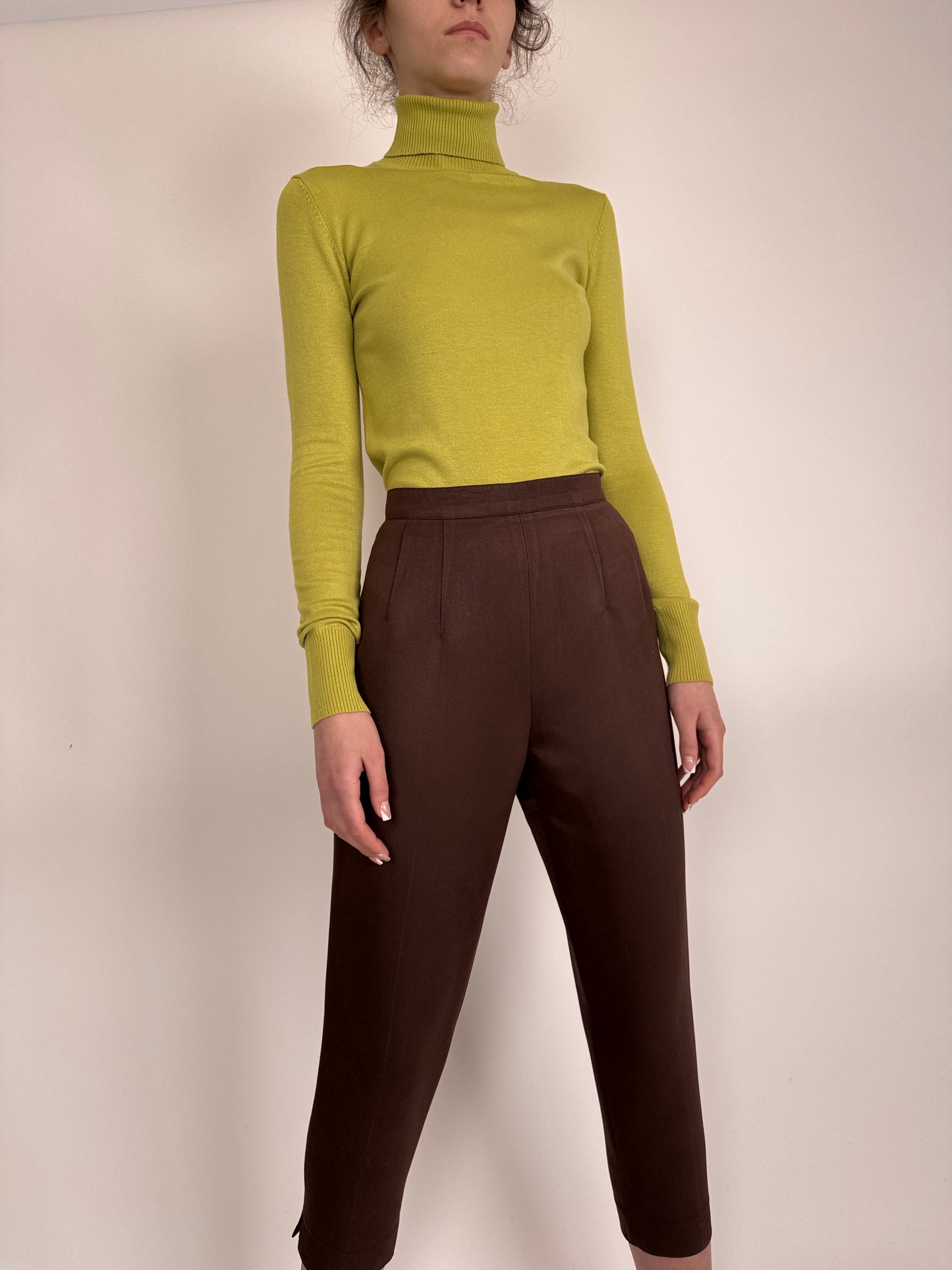 Costum chocolate brown petite cu nasturi argintii metalici