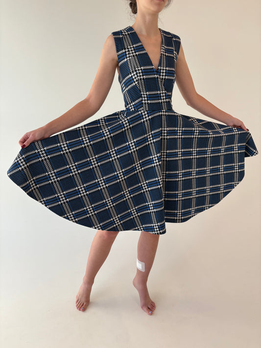 Rochie în carouri pied du coq ultra amplă cu talie marcată din jerse greu