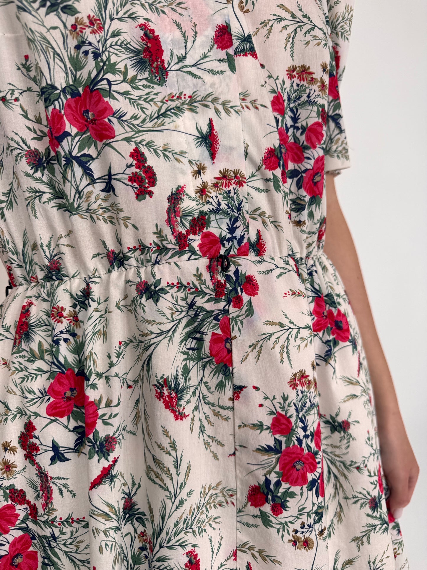 Rochie vintage cu print floral superb și talie marcată reglabilă