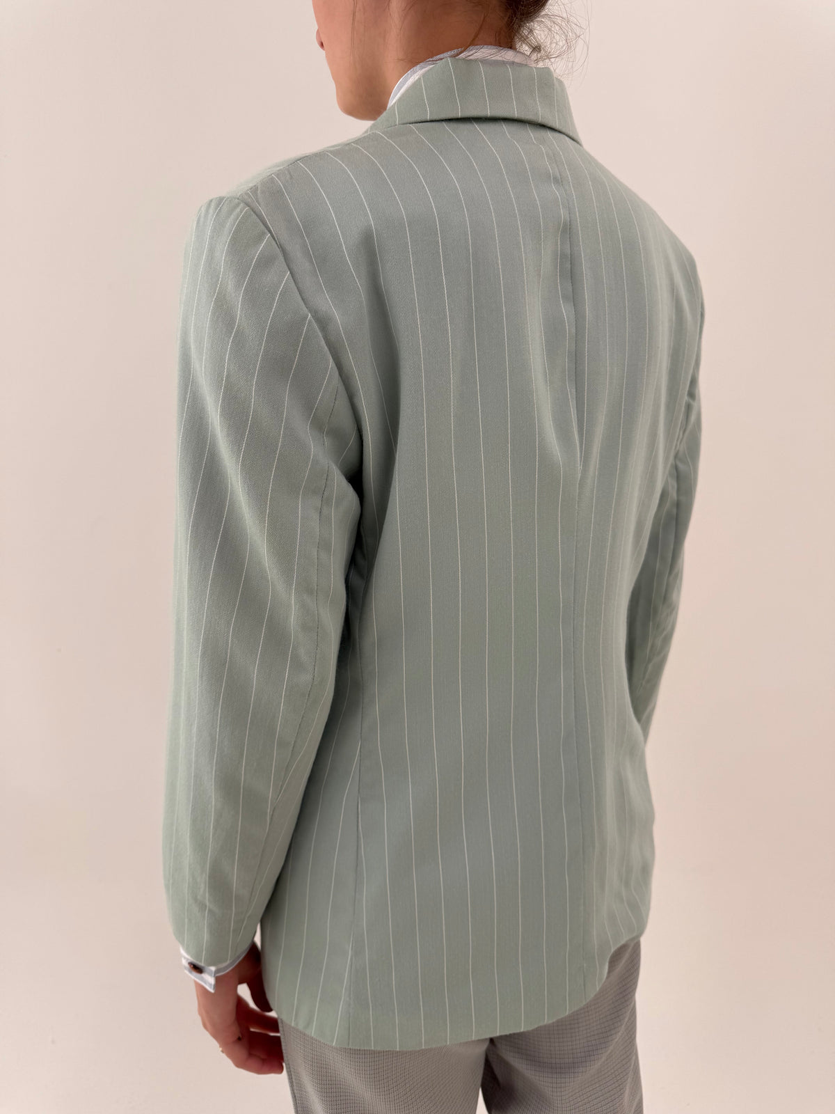 Sacou cambrat în croi mai lung cu dungi fine verticale din lana extrafina mint green