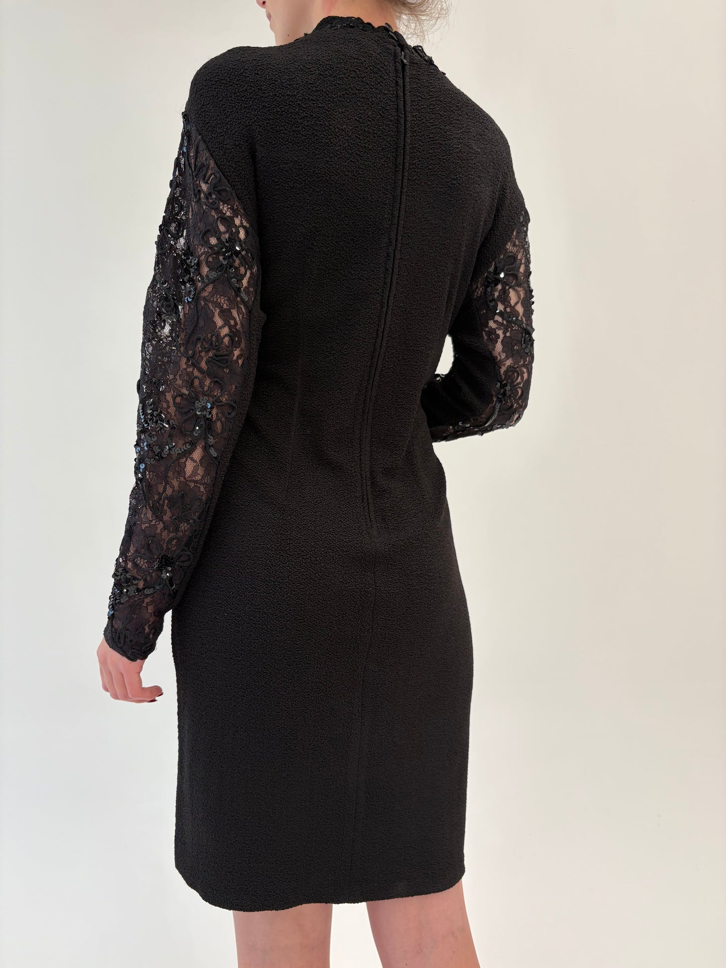LBD vintage modelator cu inserții de dantelă și aplicații manuale