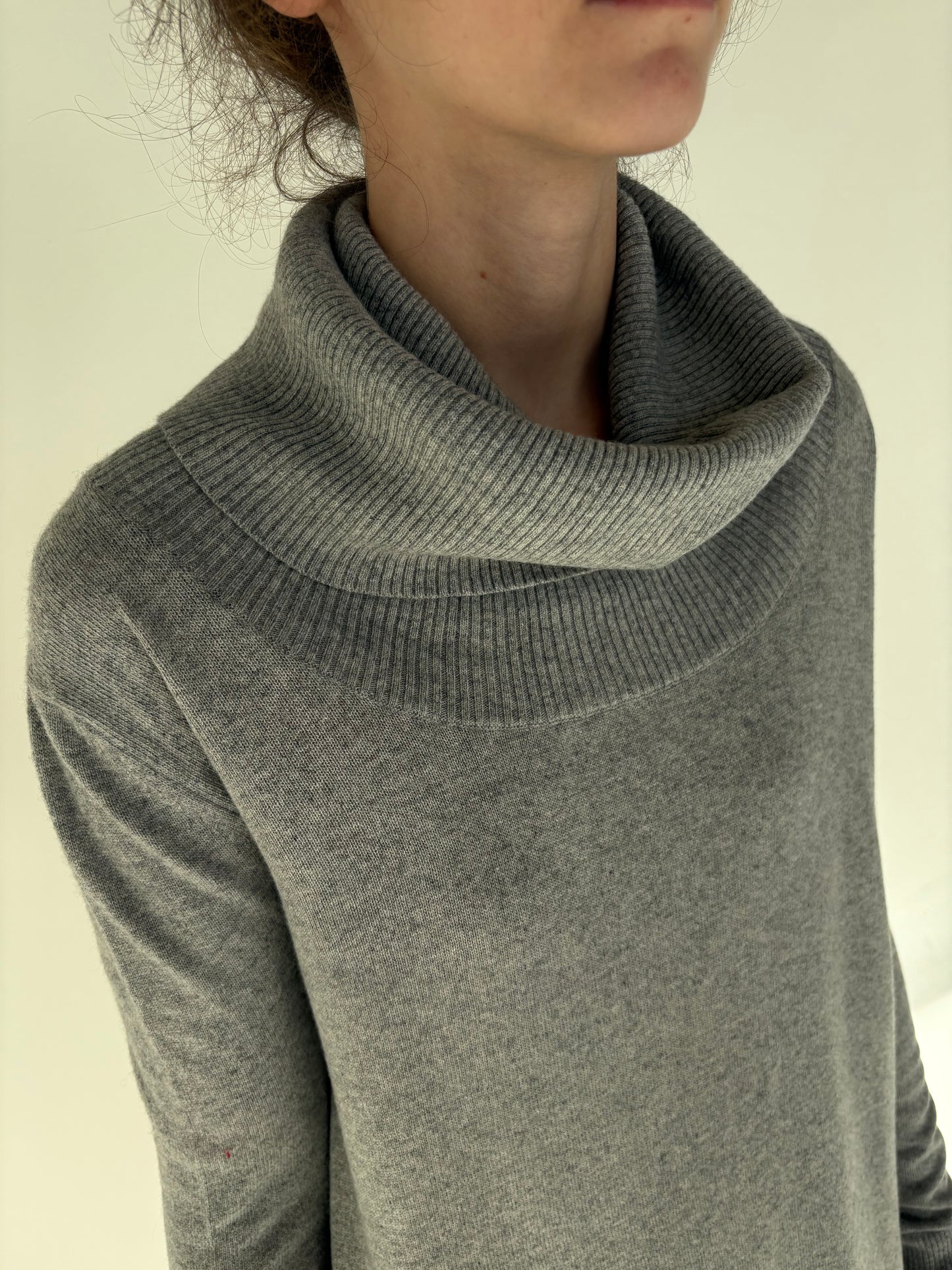 Maleta cu guler sal in croi minimalist din lana merino extrafina