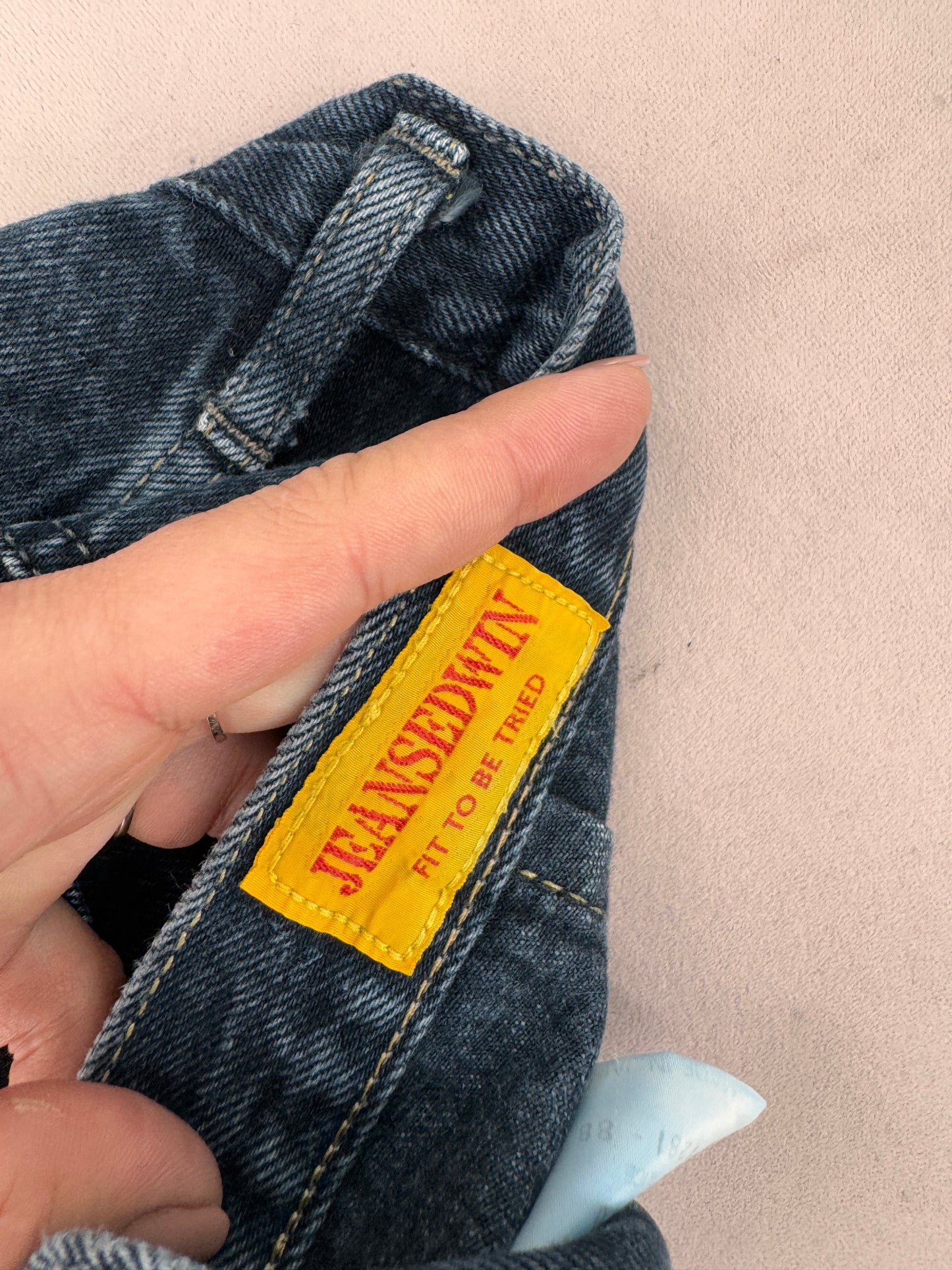 Jeanși dark wash mom fit cu pense și talie înaltă