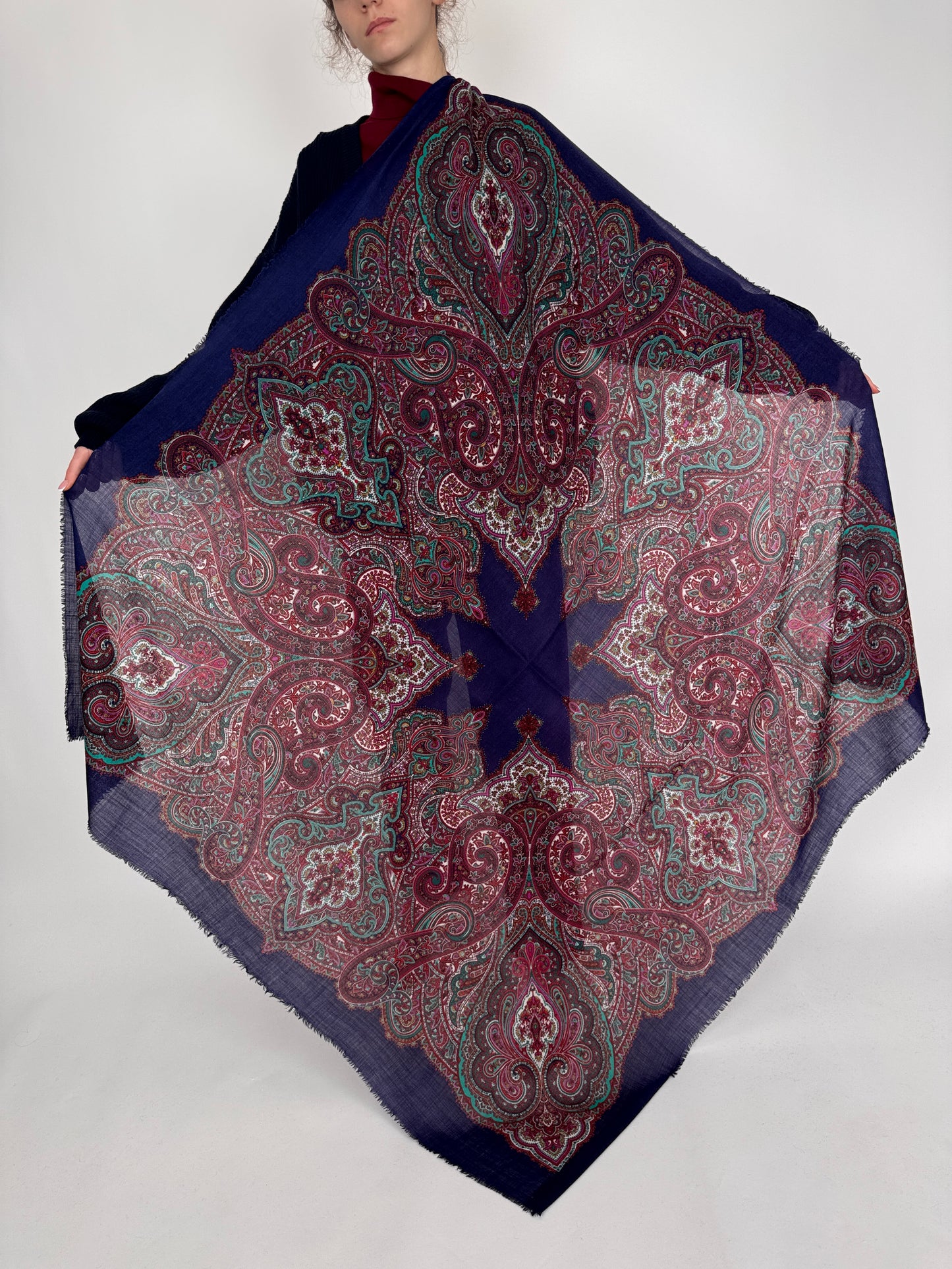 Eșarfă XXXL din lana extrafina cu print paisley burgundy și verde pe Navy