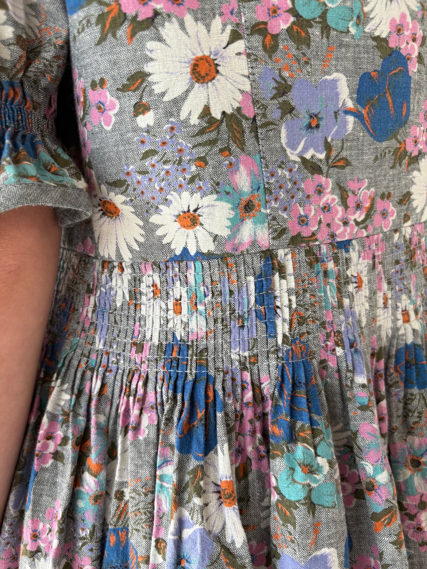 Rochie vintage din pânză cu corsaj și lucrătură manuală