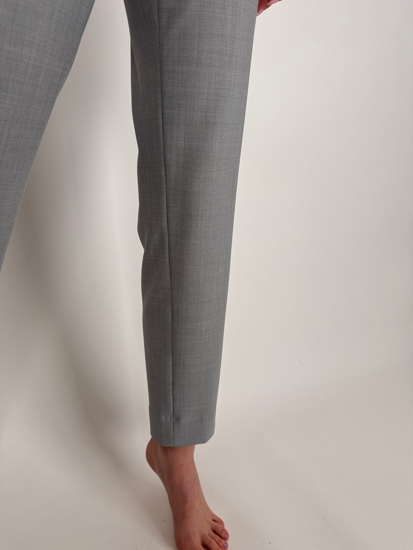 Costum light gray în croi minimalist