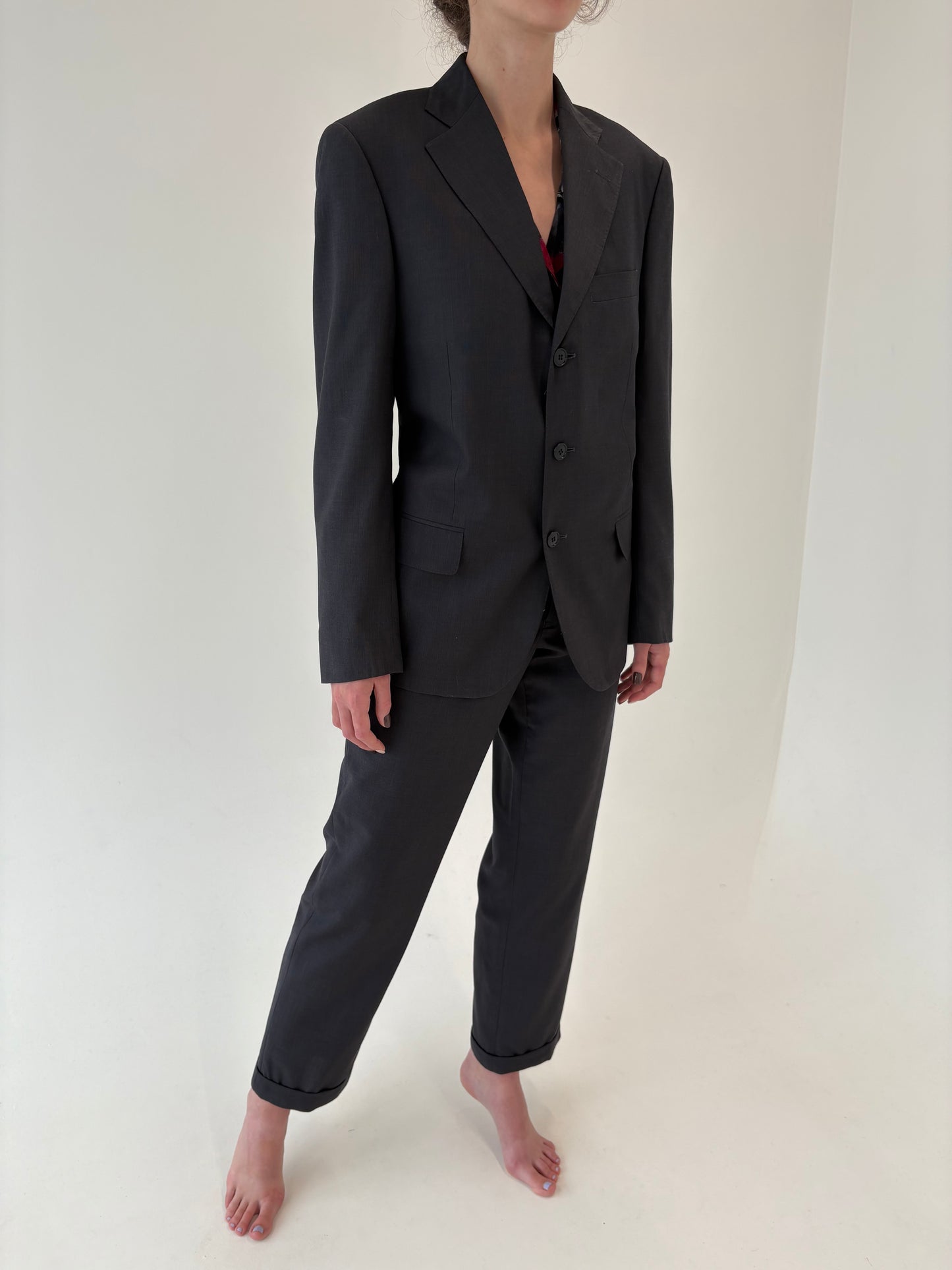 Costum charcoal gray de la business la seara din stofita ușor satinata