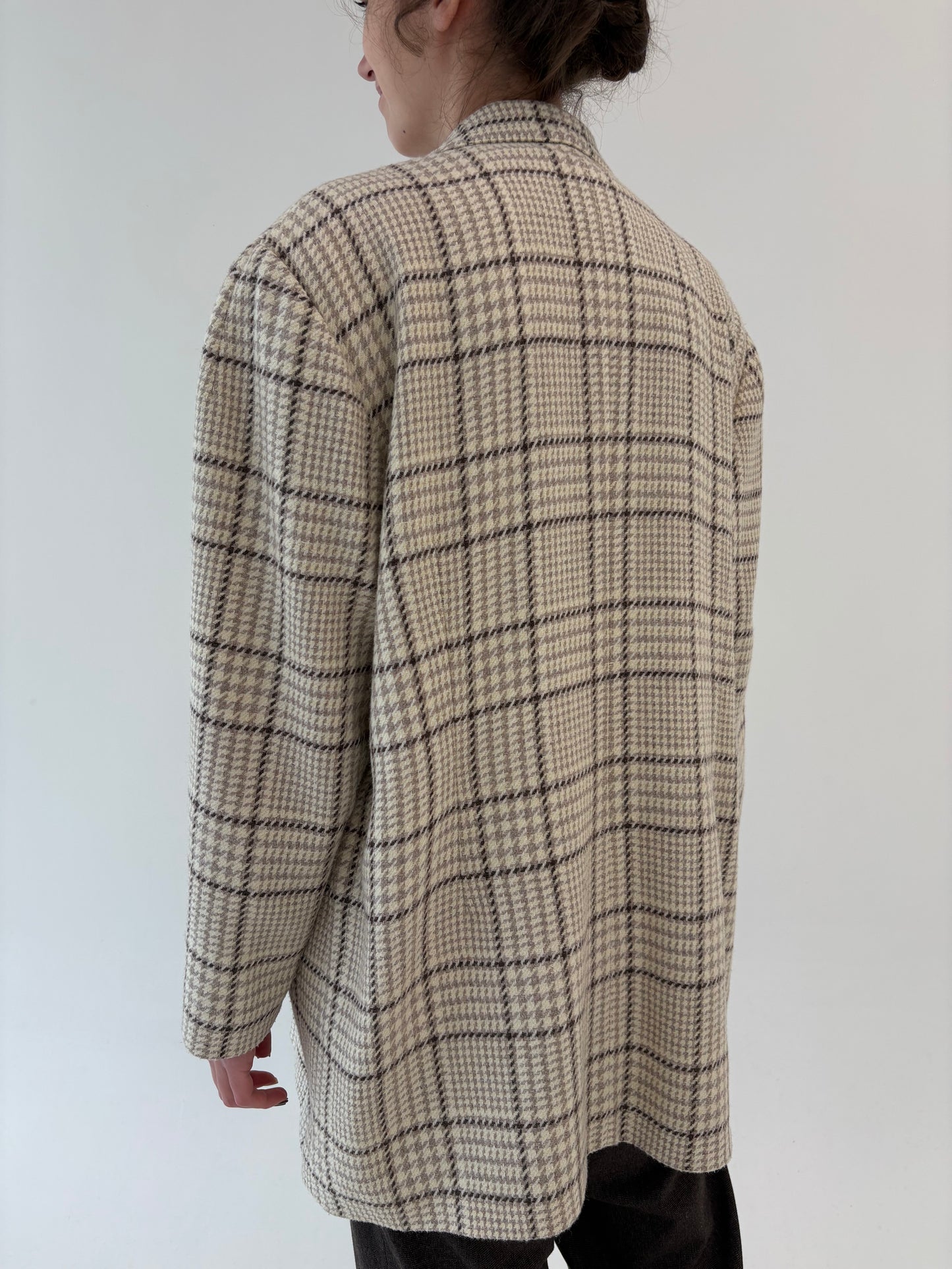 Sacou lung light nude în carouri din tweed moale de lana extrafina