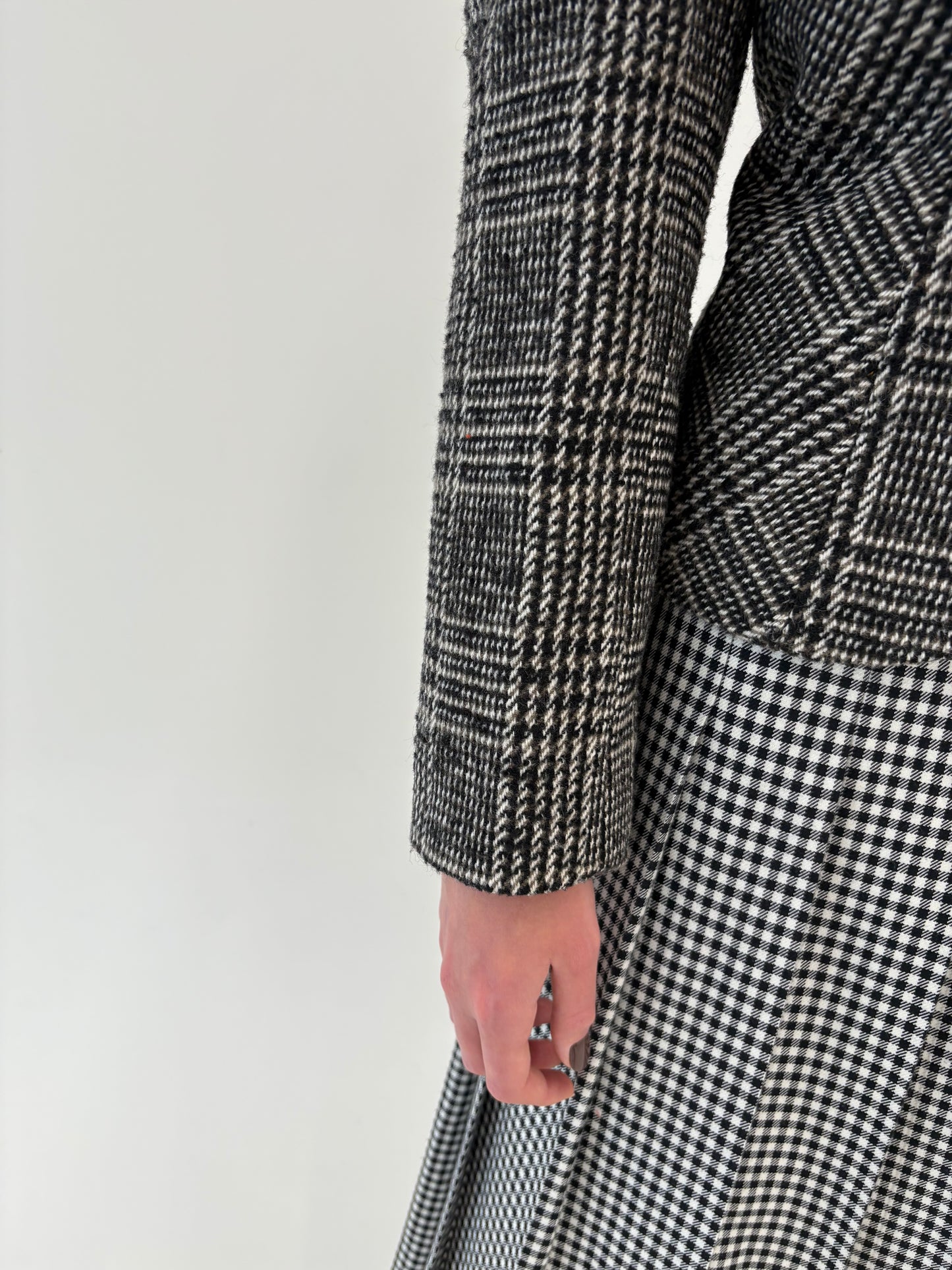 Sacou super cambrat din tweed de lana în carouri alb negru