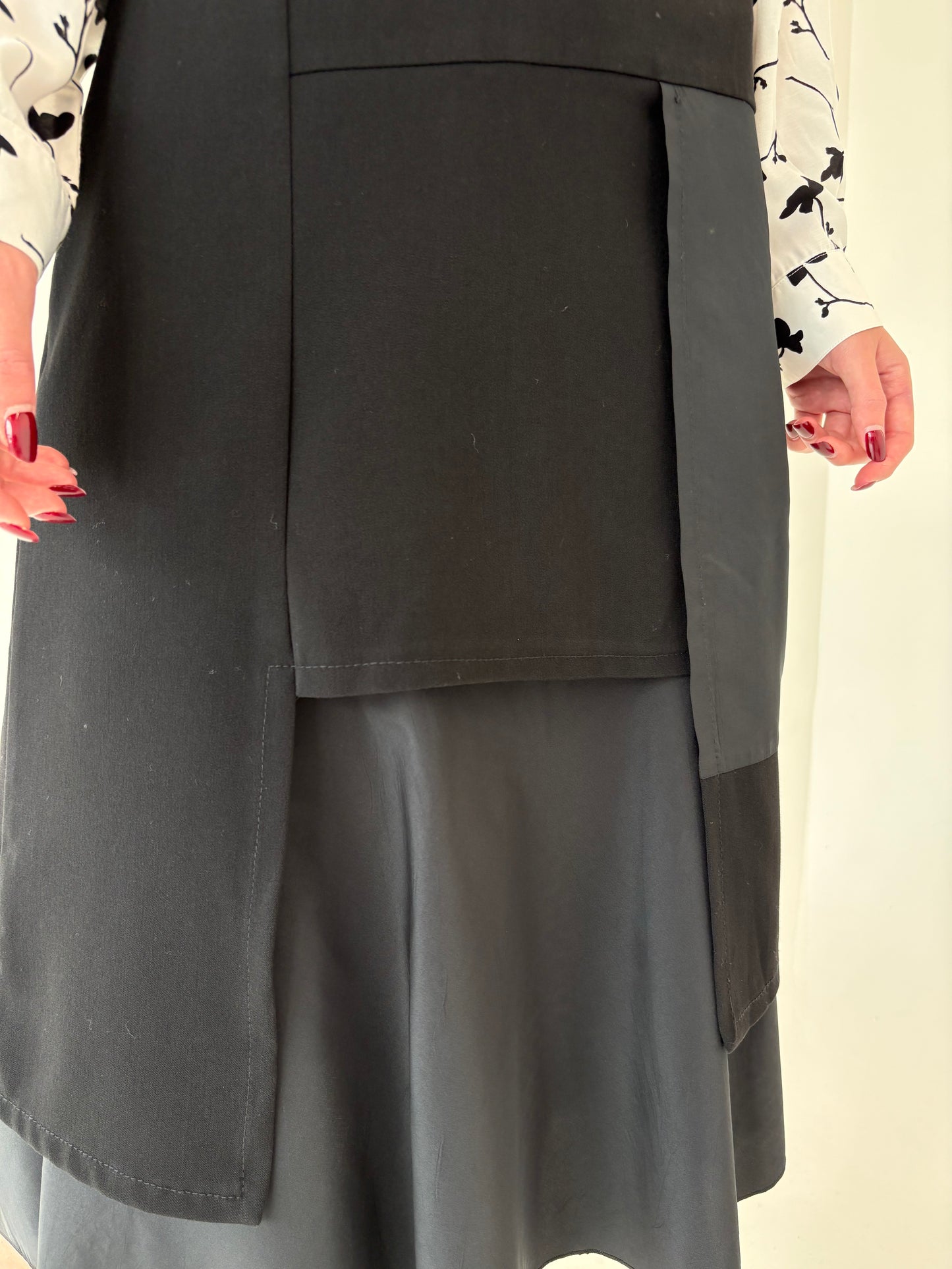 Fustă neagră cu talie înaltă în croi modern elaborat patchwork