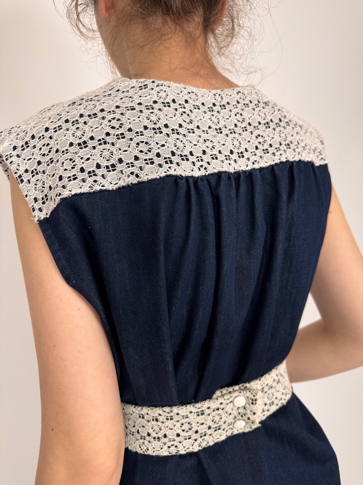 Rochie vintage din dantelă macrame și jeans cu talie marcată