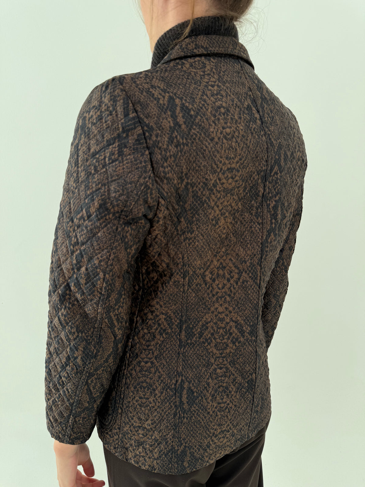 Geaca maltasata animal print chocolate brown cu negru și feronerie aurie