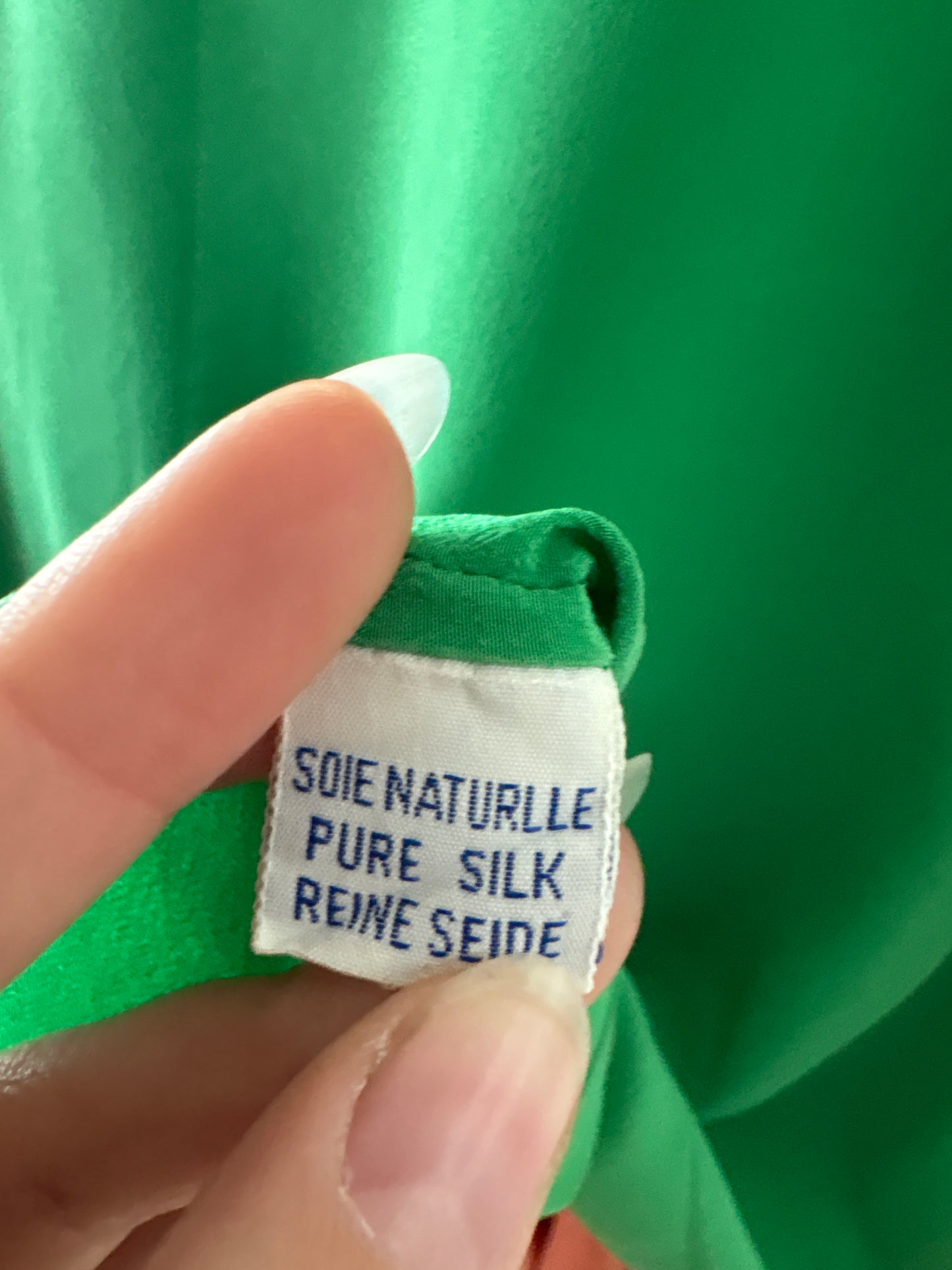 Top verde smarald din mătase naturală în croi minimalist