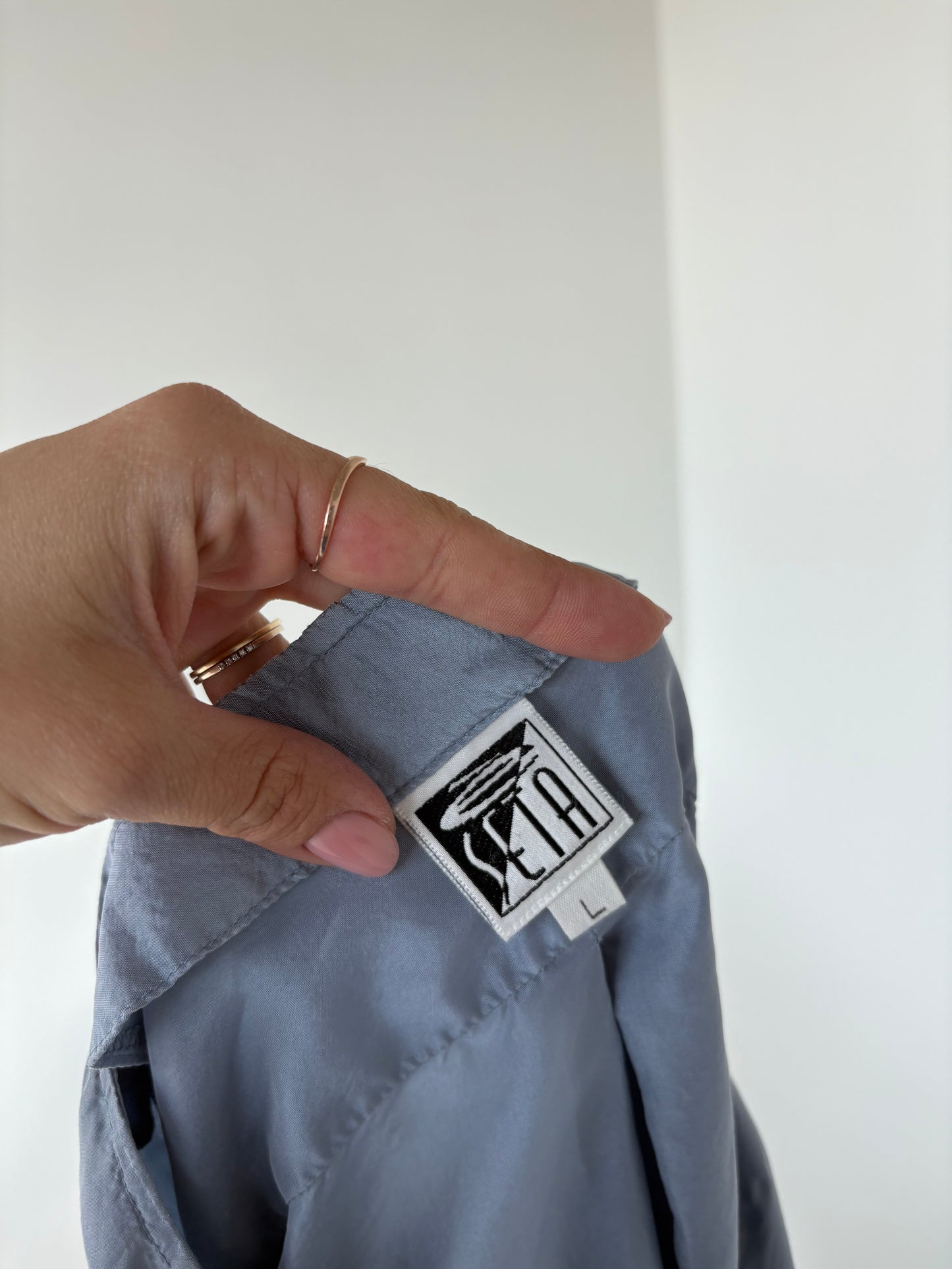Cămașa sky blue din mătase naturală cu tiv elastic