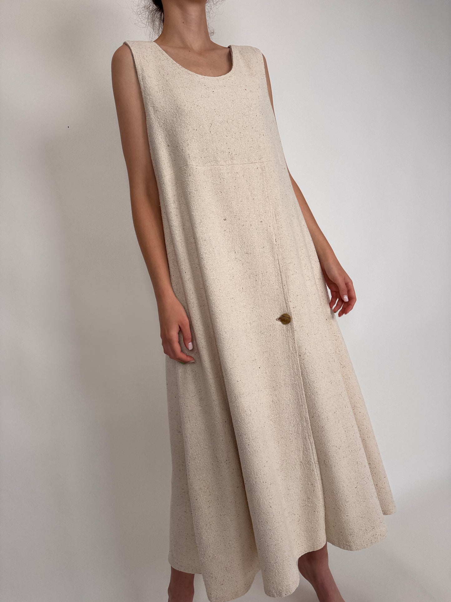 Rochie linen nude din pânză grea excepțională în croi minimalist