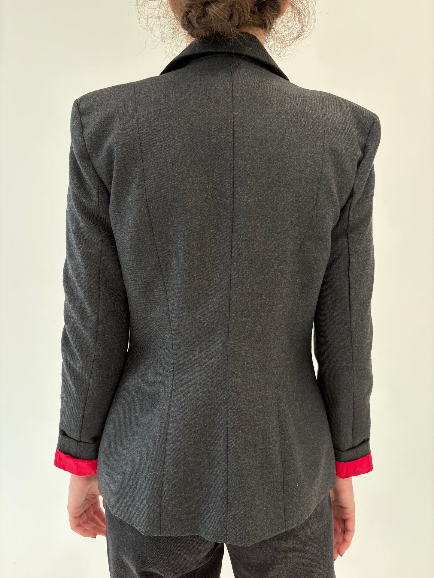 Sacou charcoal gray super cambrat din stofă de lana ușor structurată