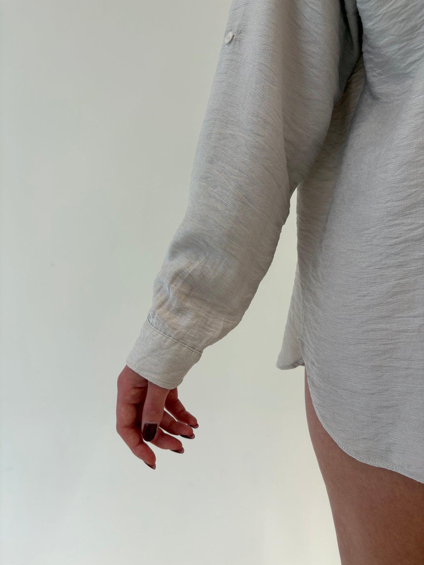 Cămașa warm gray cu aplicații argintii și broderie în croi lejer
