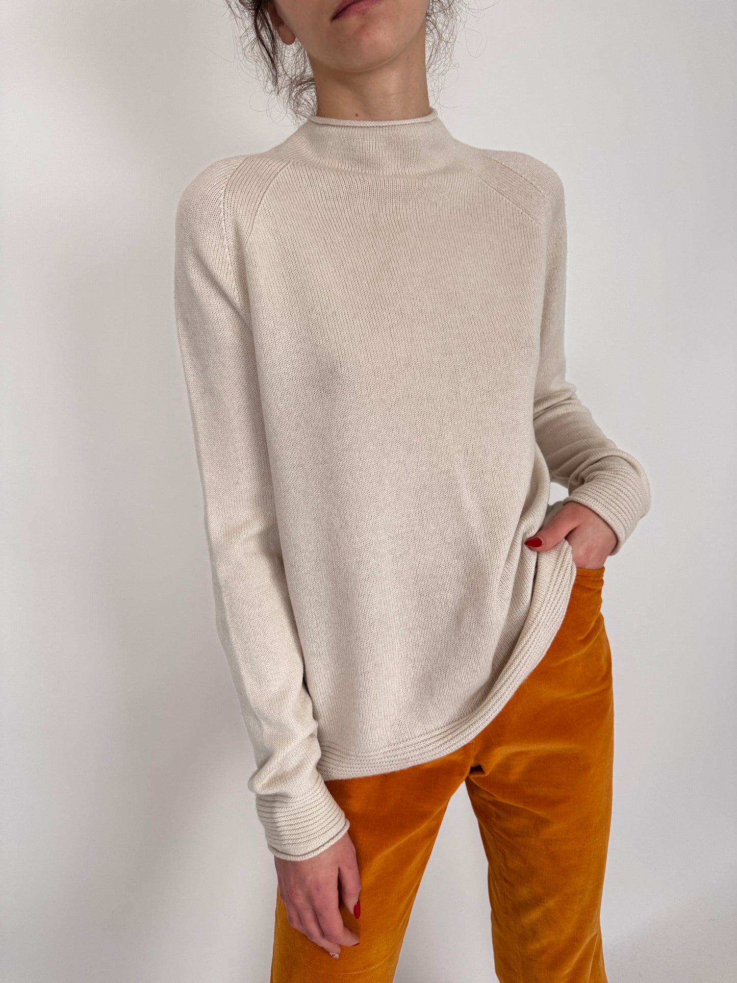 Maleta off white din lana merino extrafina în croi minimalist