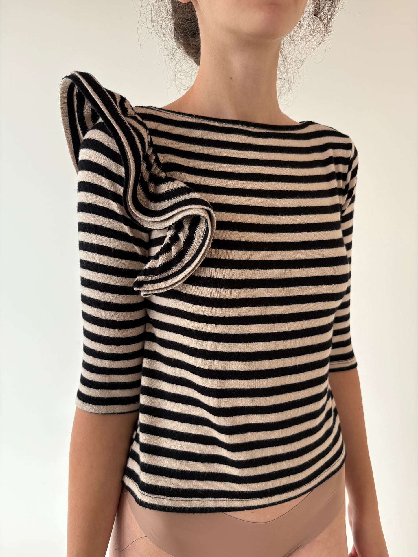 Top din jerse cu volum deosebit pe umăr negru și camel