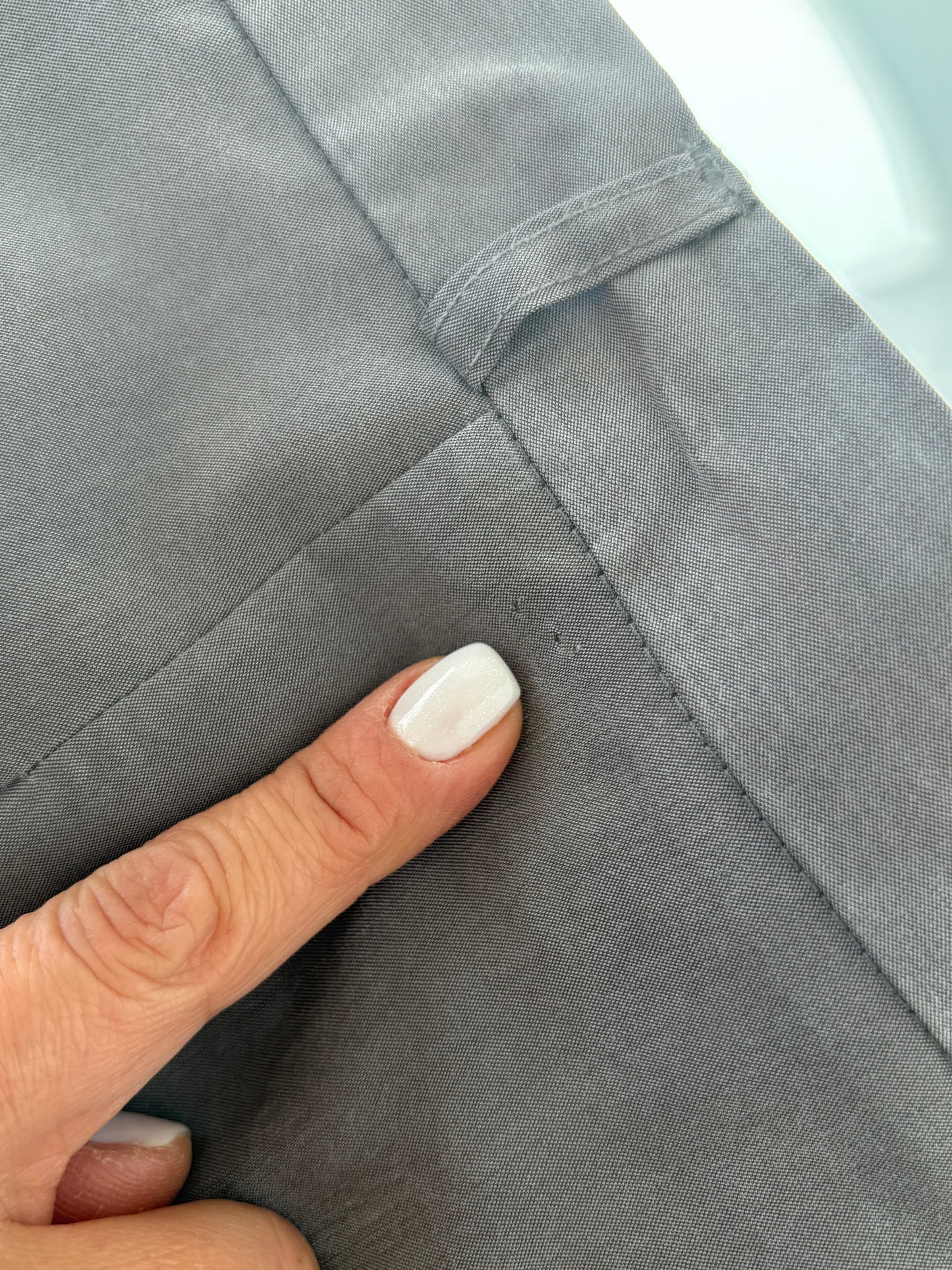 Pantaloni cu talie mai generoasă, pense și aspect de piele întoarsă